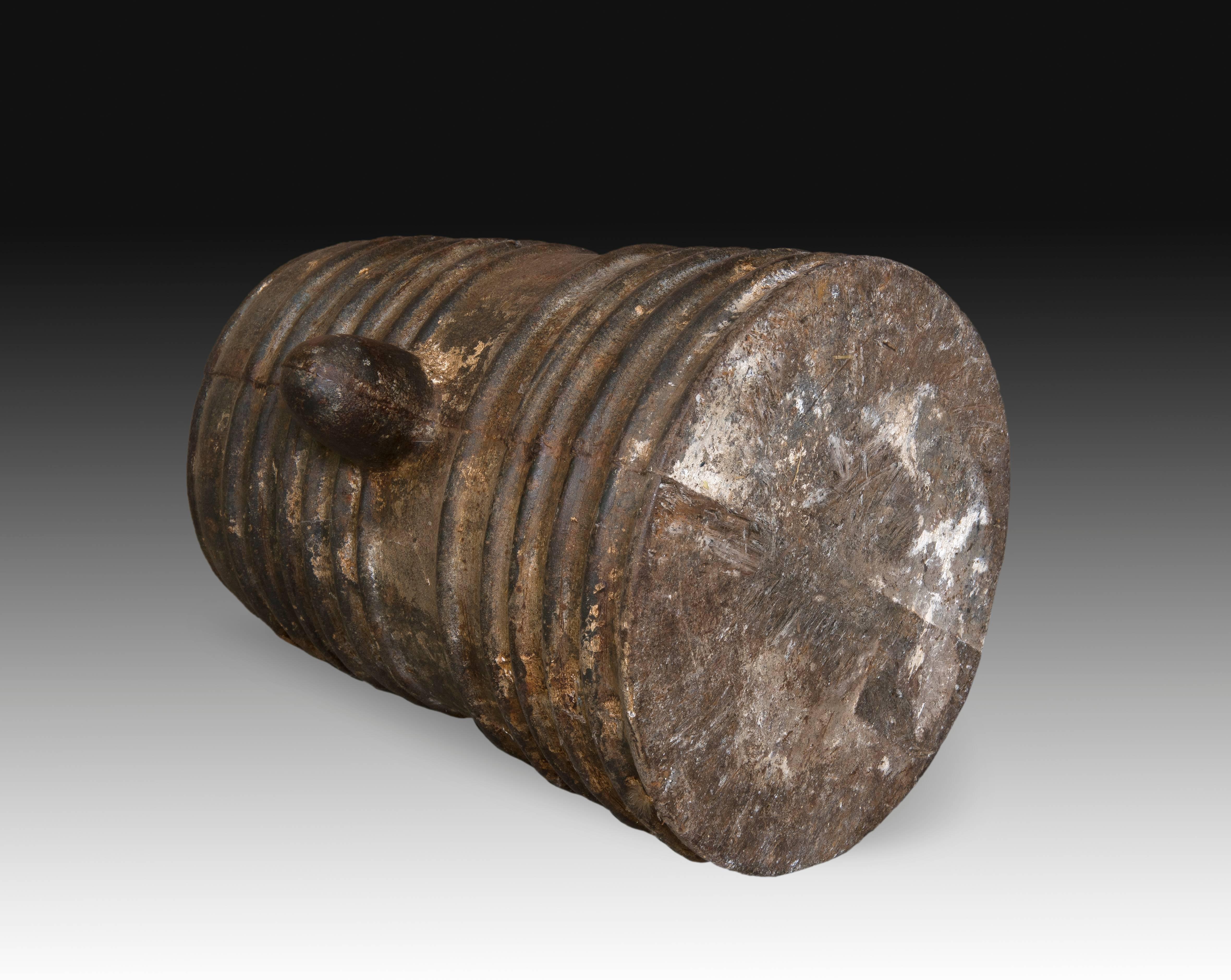 Decorative short cannon. Metal. 20th century.
Decorative short cannon decorated with two pieces on the sides and a series of rings along its exterior. Although it is inspired by old examples, it is original due to the succession of fine moldings