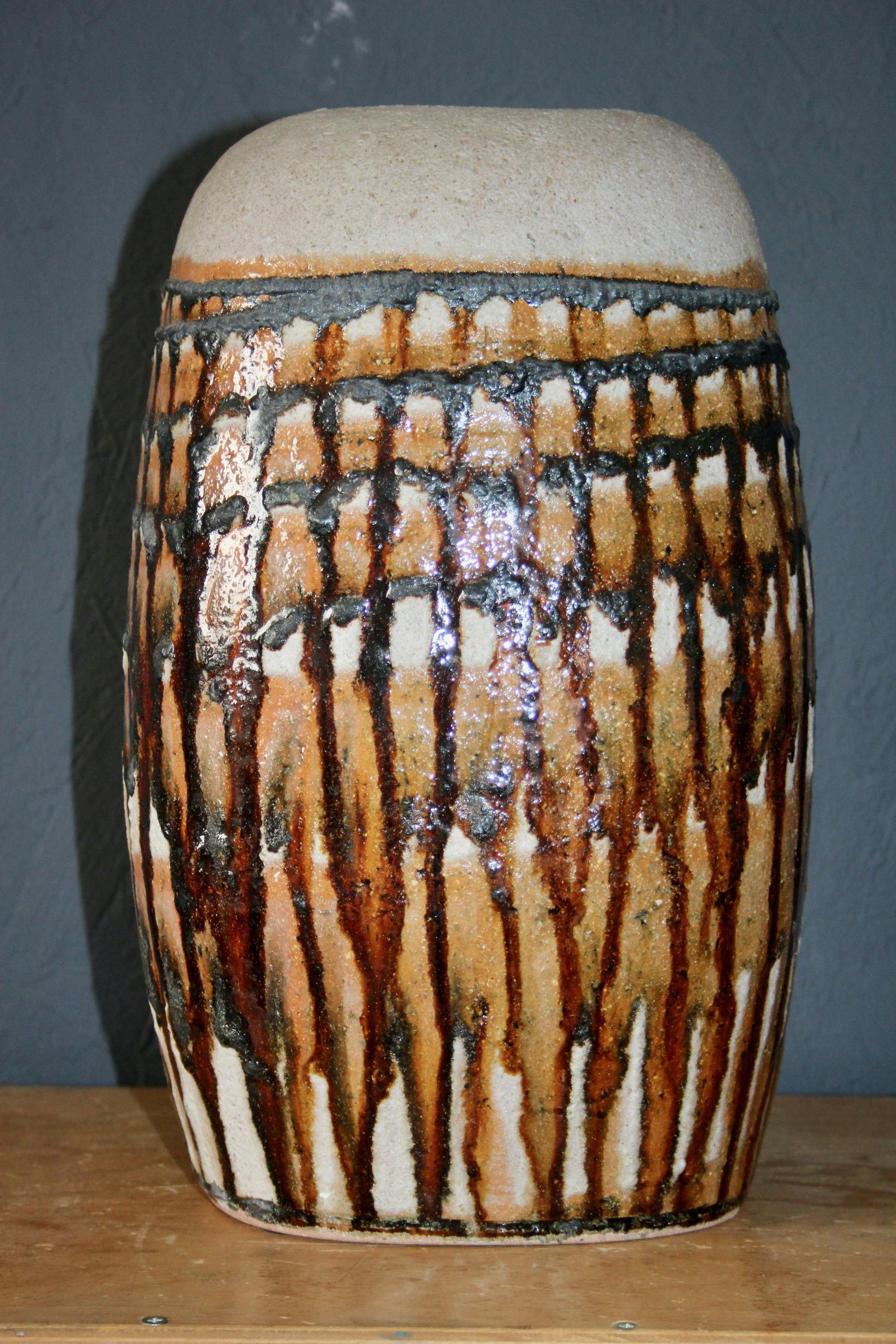 Decorative signed ceramic vase In Good Condition For Sale In grand Lancy, CH