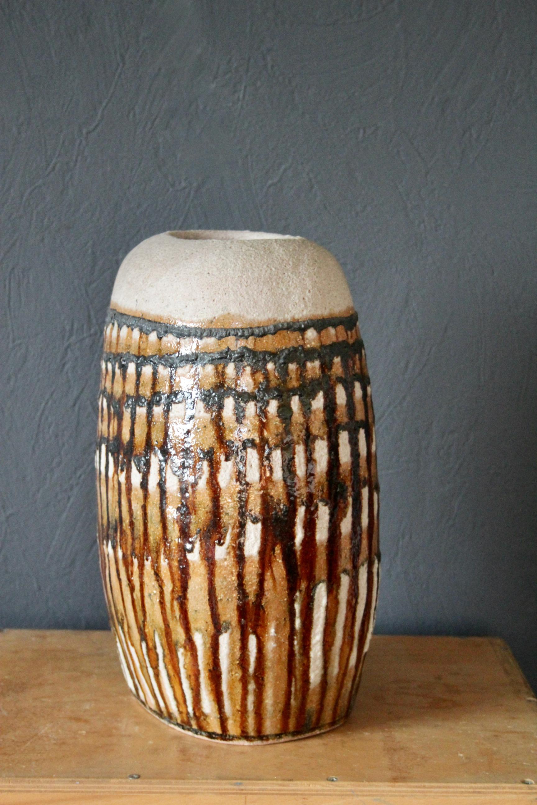 Decorative signed ceramic vase For Sale 2