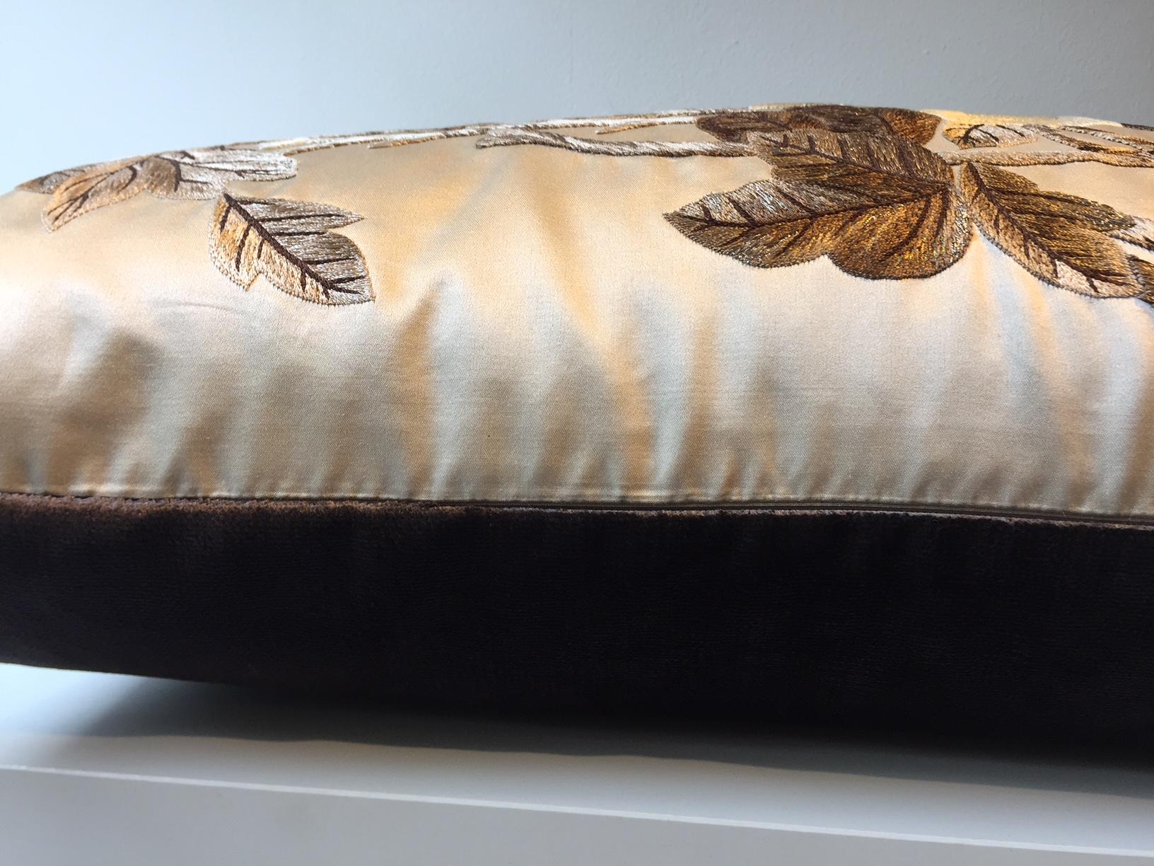 Allemand Coussin décoratif en soie avec motif de pivoine brodé à la main en vente