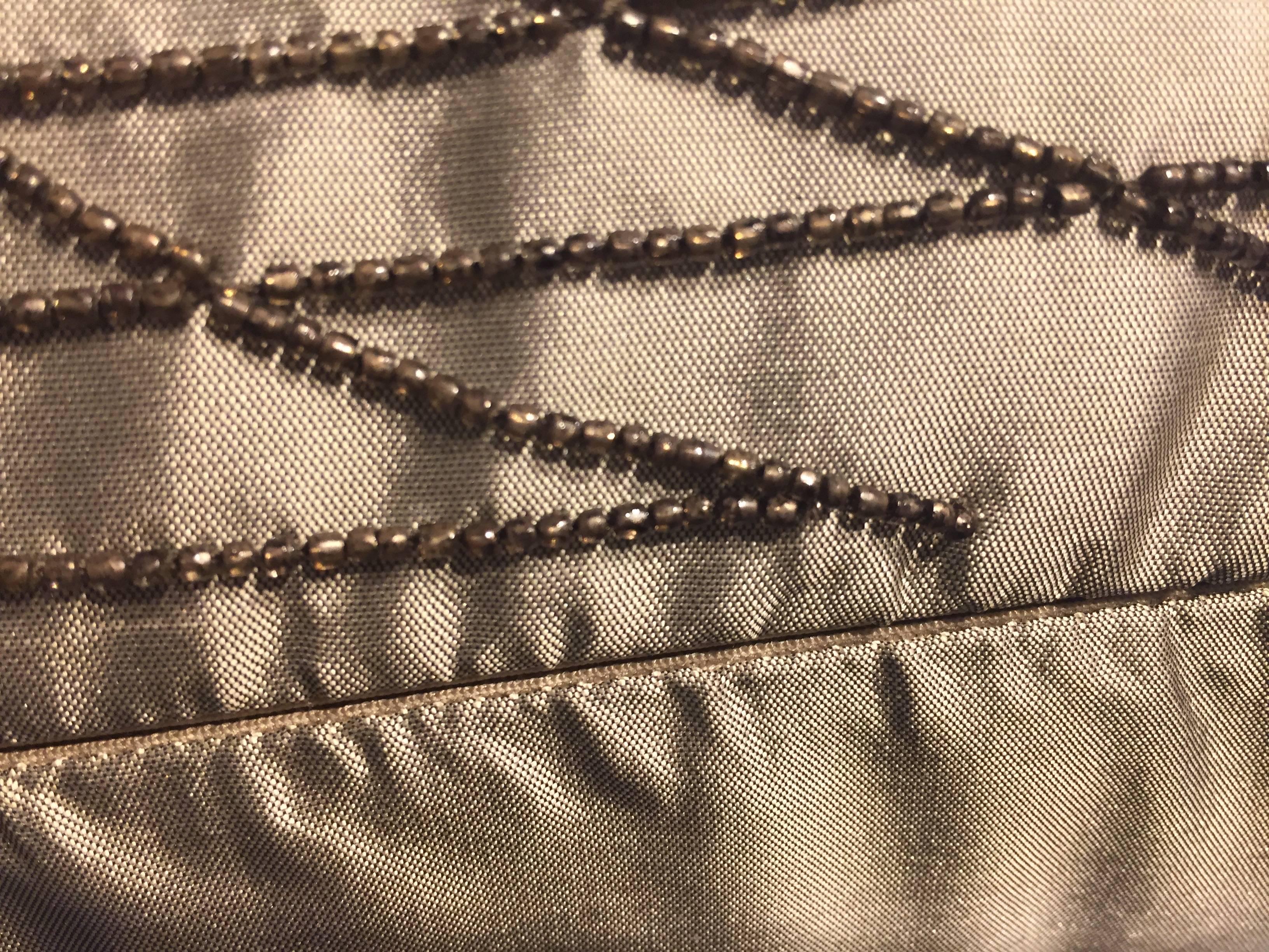 Art déco Coussin décoratif en soie avec broderie à la main et collier de perles Argent en vente
