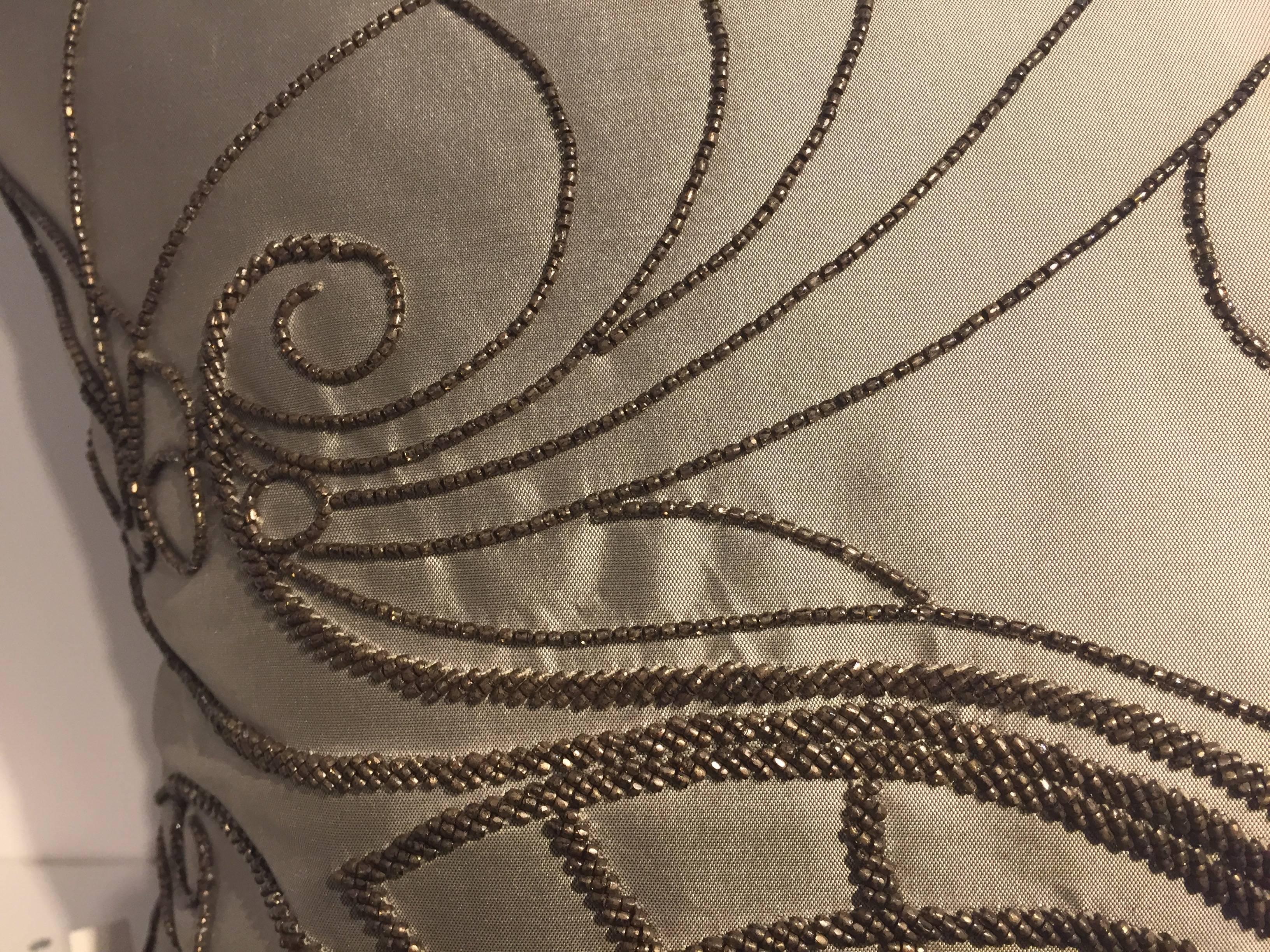 Perlé Coussin décoratif en soie avec broderie à la main et collier de perles Argent en vente