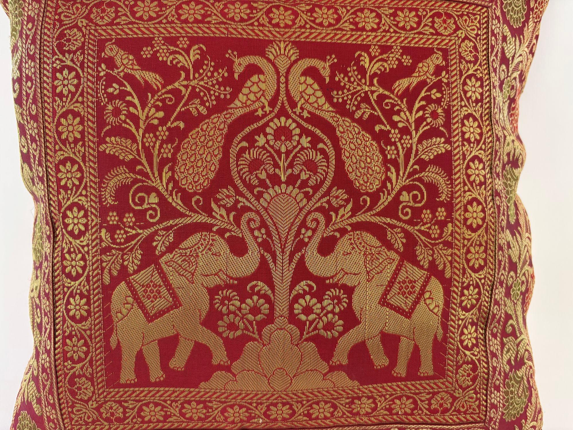 Cuscino decorativo in seta con elefanti e pavoni India in vendita 3