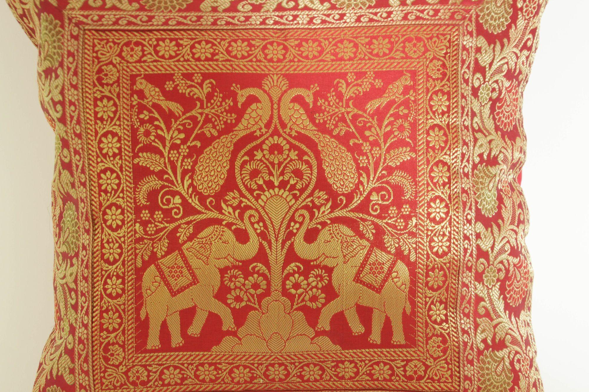 Cuscino decorativo d'accento in broccato di seta.
Copricuscino in seta realizzato in broccato rosso e fili metallici dorati.
Cuscino decorativo in broccato di seta di ispirazione indiana con pavoni ed elefanti.
Elefanti con proboscide alzata e