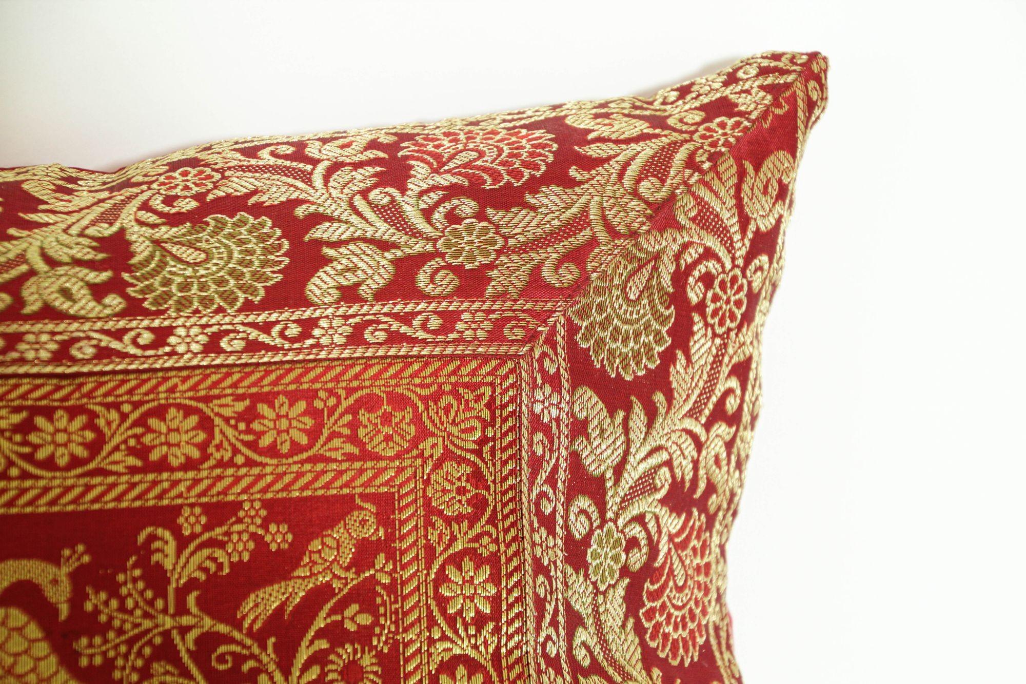 Anglo Raj Cuscino decorativo in seta con elefanti e pavoni India in vendita