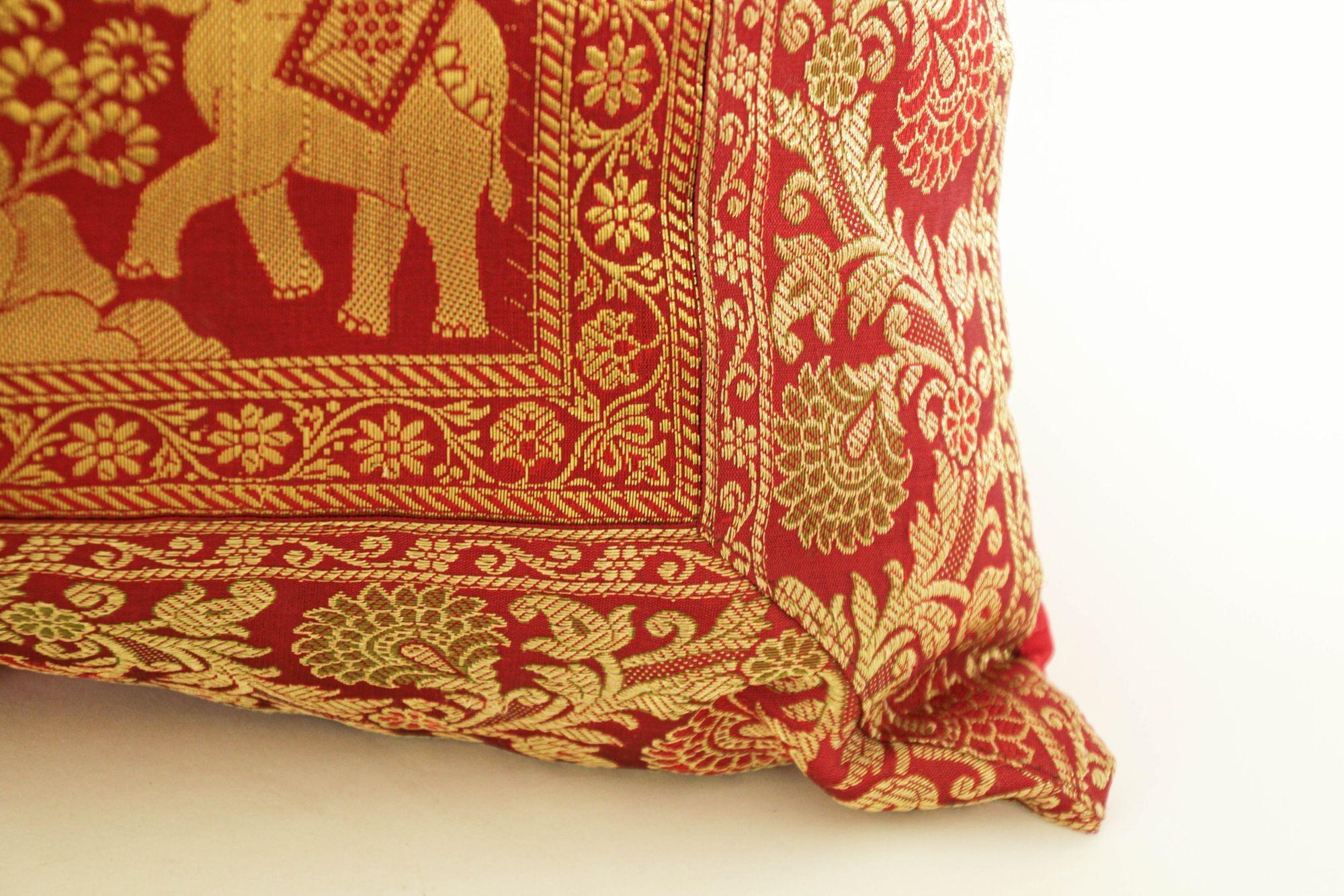 Indiano Cuscino decorativo in seta con elefanti e pavoni India in vendita