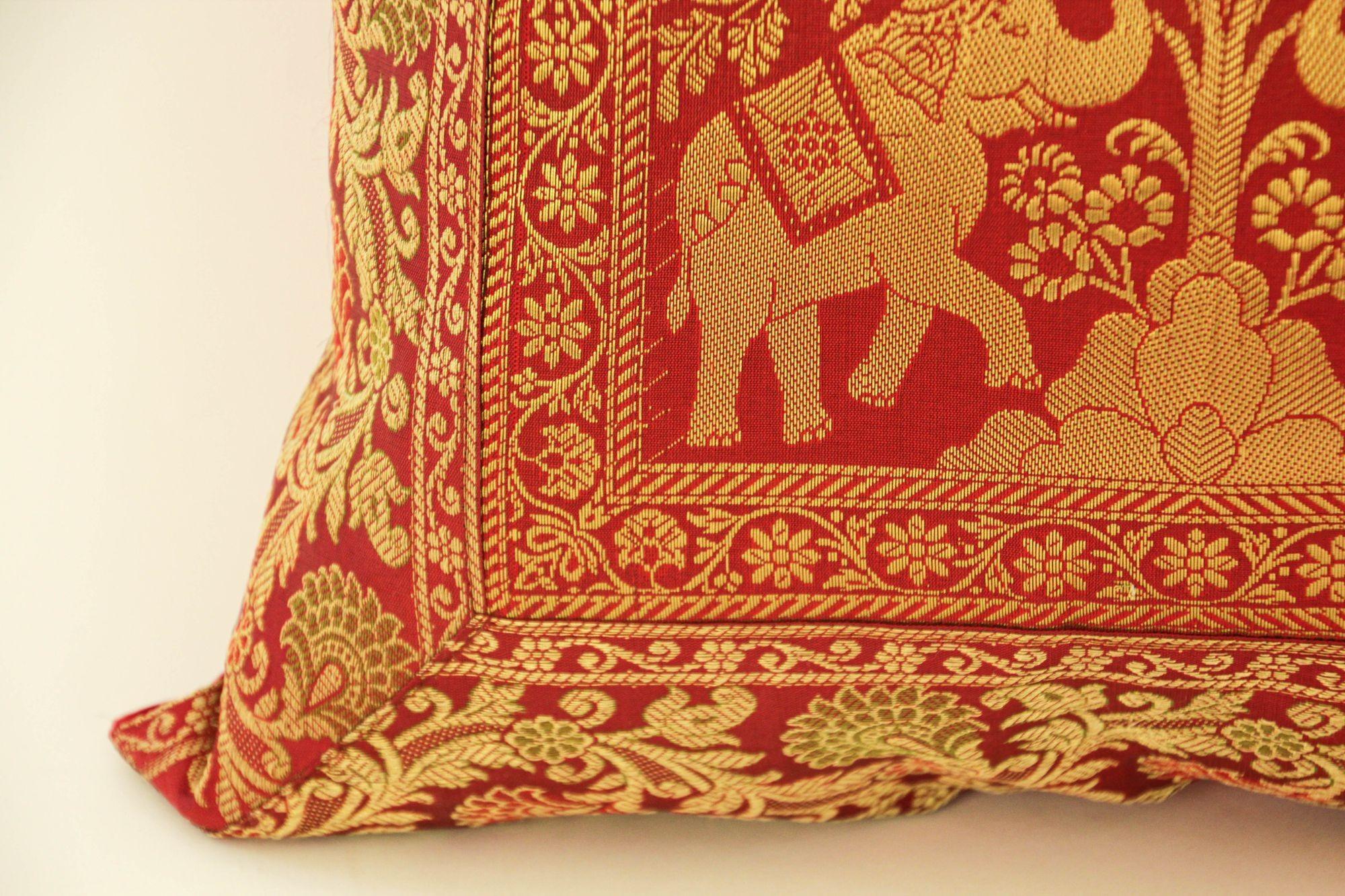 Cuscino decorativo in seta con elefanti e pavoni India In condizioni buone in vendita a North Hollywood, CA