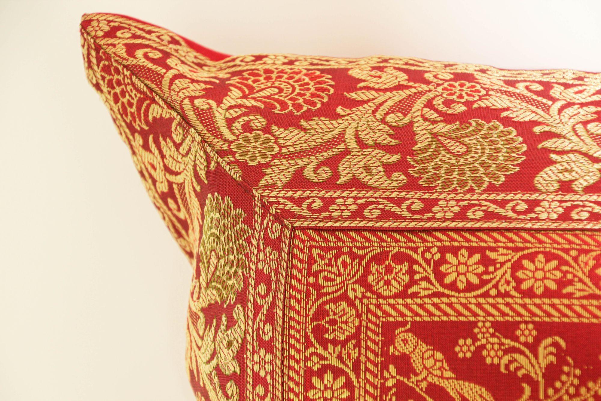 XX secolo Cuscino decorativo in seta con elefanti e pavoni India in vendita