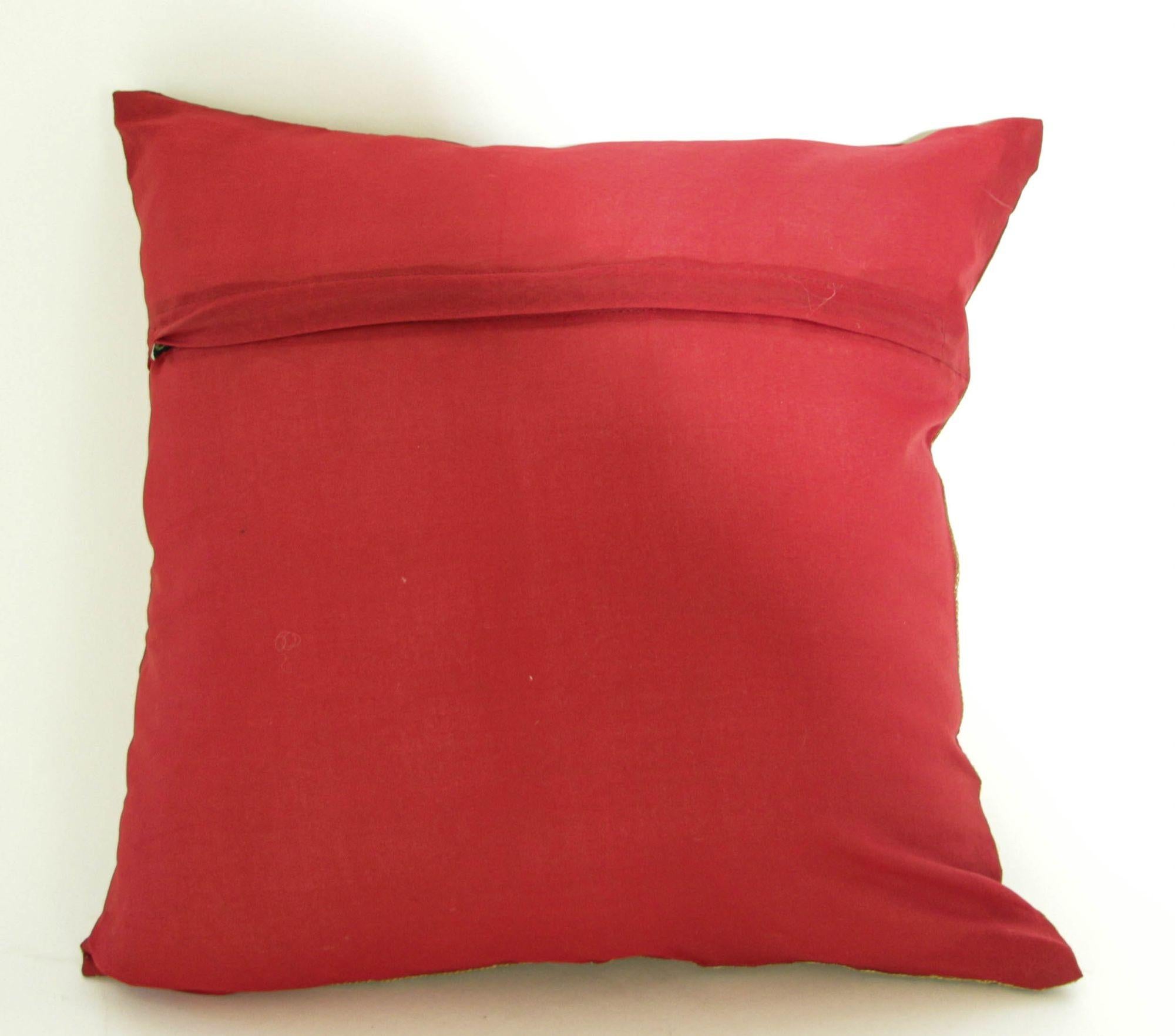 Seta Cuscino decorativo in seta con elefanti e pavoni India in vendita