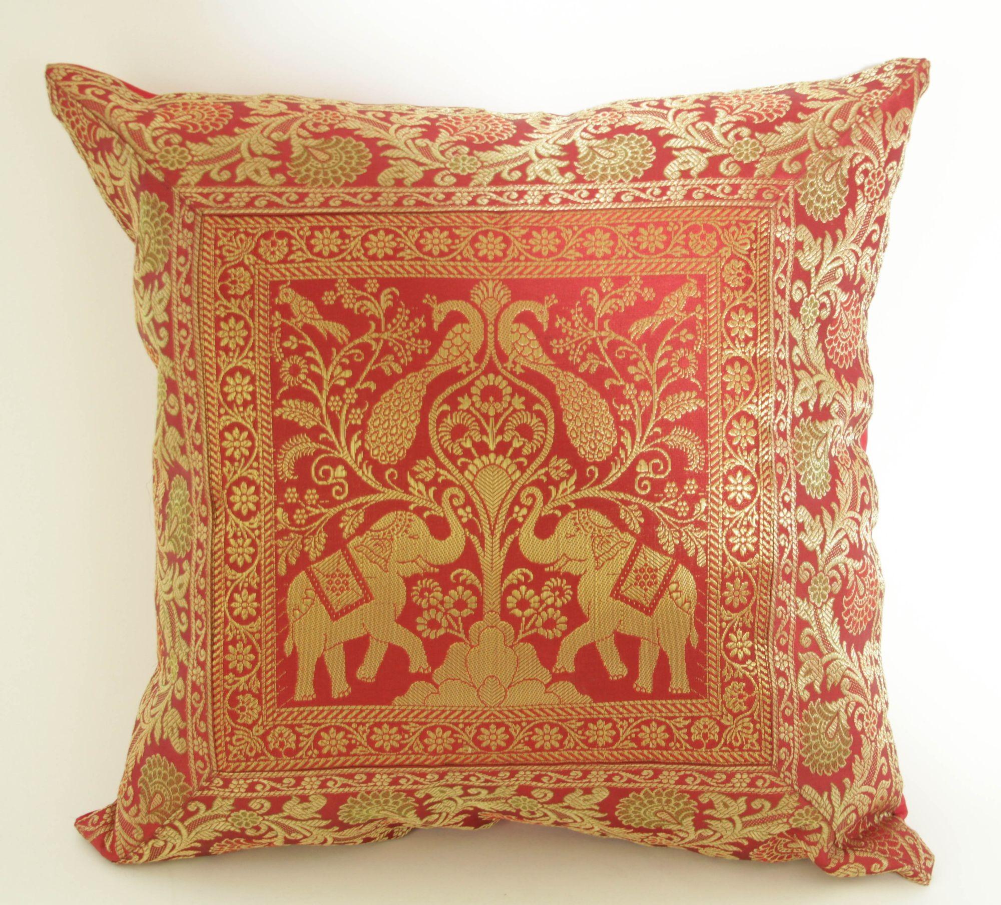 Cuscino decorativo in seta con elefanti e pavoni India in vendita 1