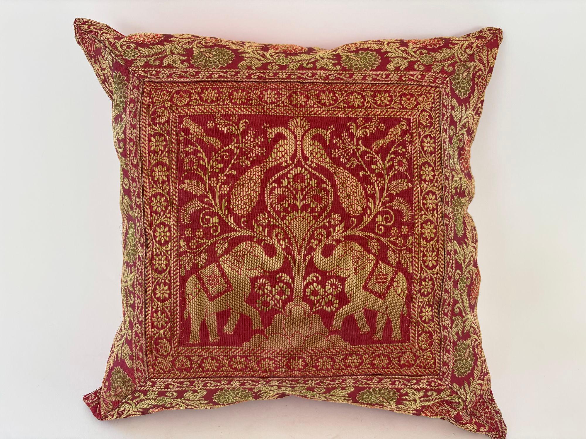 Cuscino decorativo in seta con elefanti e pavoni India in vendita 2