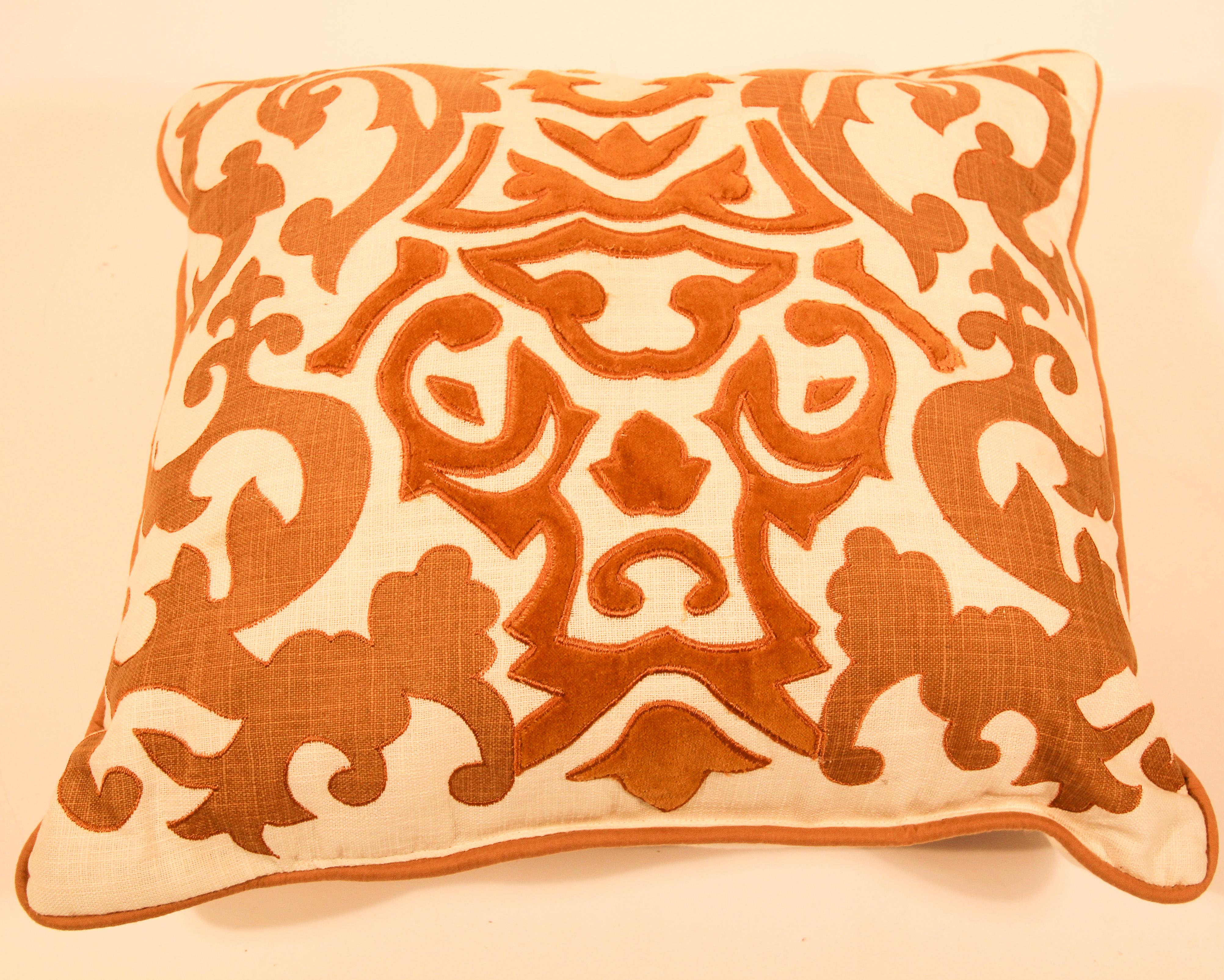 Coussin d'appoint décoratif en soie avec applique en velours doré à décor mauresque baroque sur le devant du coussin,
Applique en velours de soie orange clair et or sur support couleur crème.
Garnitures décoratives torsadées tout autour. 
Joli