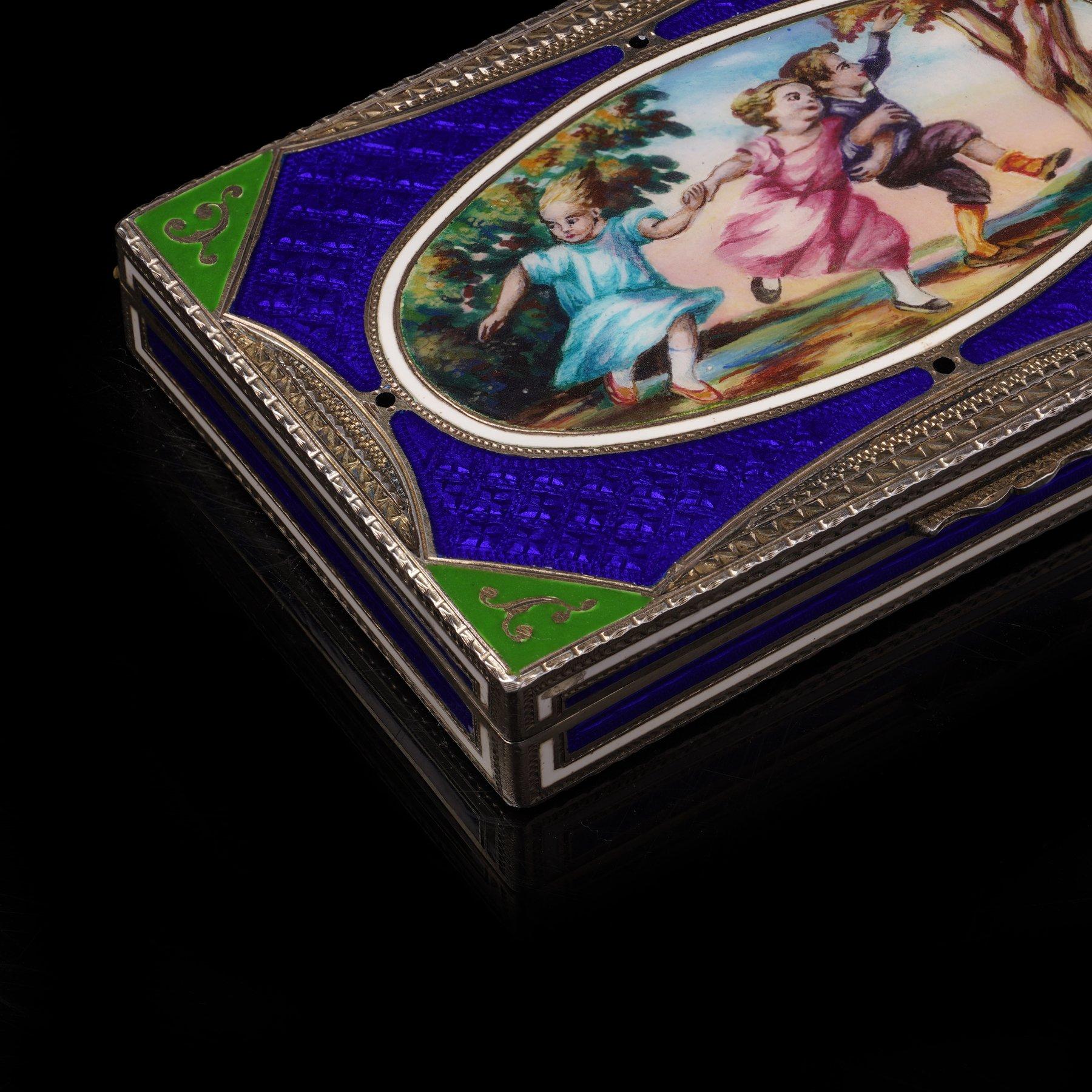Scatola decorativa in argento e smalto con interno dorato, 1982 In condizioni buone in vendita a Braintree, GB