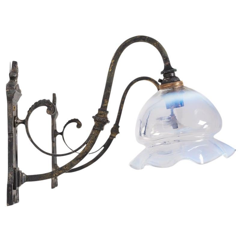 Apliques Art Nouveau de latón plateado envejecido con pantallas de cristal opalescente
Se venden por pares

Estos apliques de latón plateado añaden un toque sofisticado a cualquier interior. Recuperado y restaurado, el diseño Art Nouveau se