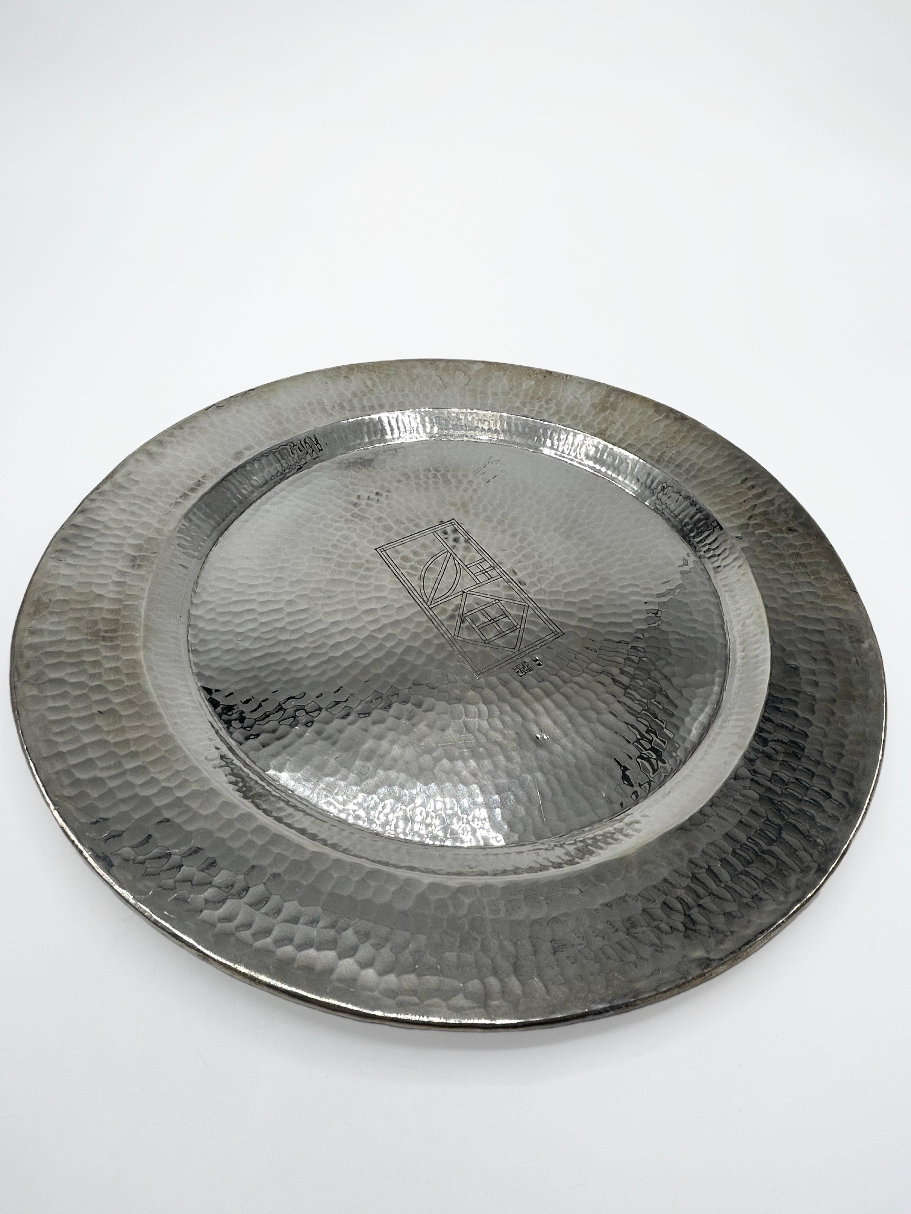 Plaque décorative argentée de Josef Hoffmann pour Wiener Werkstätte Vienne
Il s'agit d'une plaque décorative plaquée argent de la Wiener Werkstätte, conçue par Josef Hoffmann. La pièce se distingue par sa forme ronde et sa surface caractéristique,