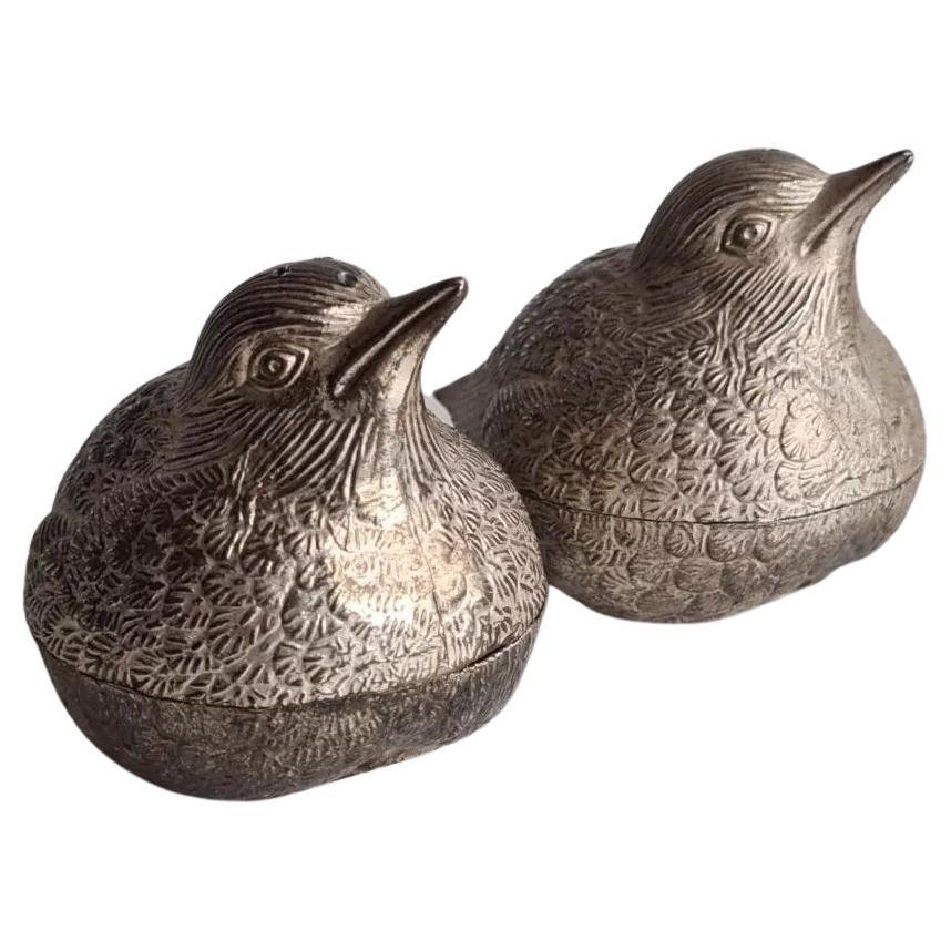 Silver Birds Vintage Salz und Pfeffer, 2er-Set mit silbernen Wachtelvögeln.
Antike wertvolle Silber Salz- und Pfefferstreuer oder Dekorative Geschirr gedrückt, gegossen und ziseliert Paar Wachtel Vögel. Ovaler, gewölbter Körper auf kurzem, gebogenem