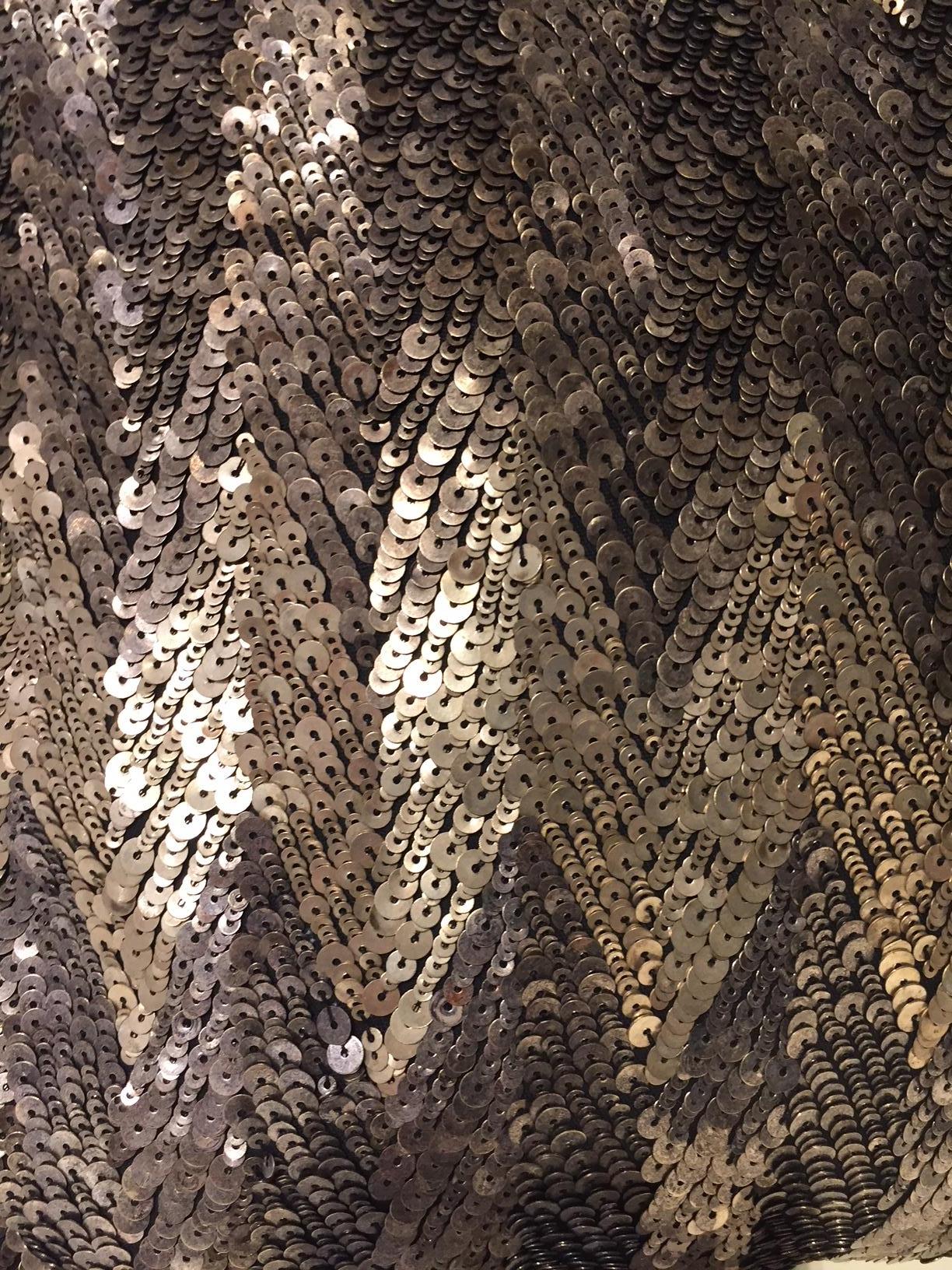 Silberne Paillettenkissen im Art-Déco-Stil mit Handstickerei auf schwarzem Seidensamt,
Rückseite schwarzer Seidensamt, silberne Pailletten in verschiedenen Farbtönen
Größe: 30 x 38 cm
Kissenbezug mit Baumwollfutter
Innenkissen 100% neue