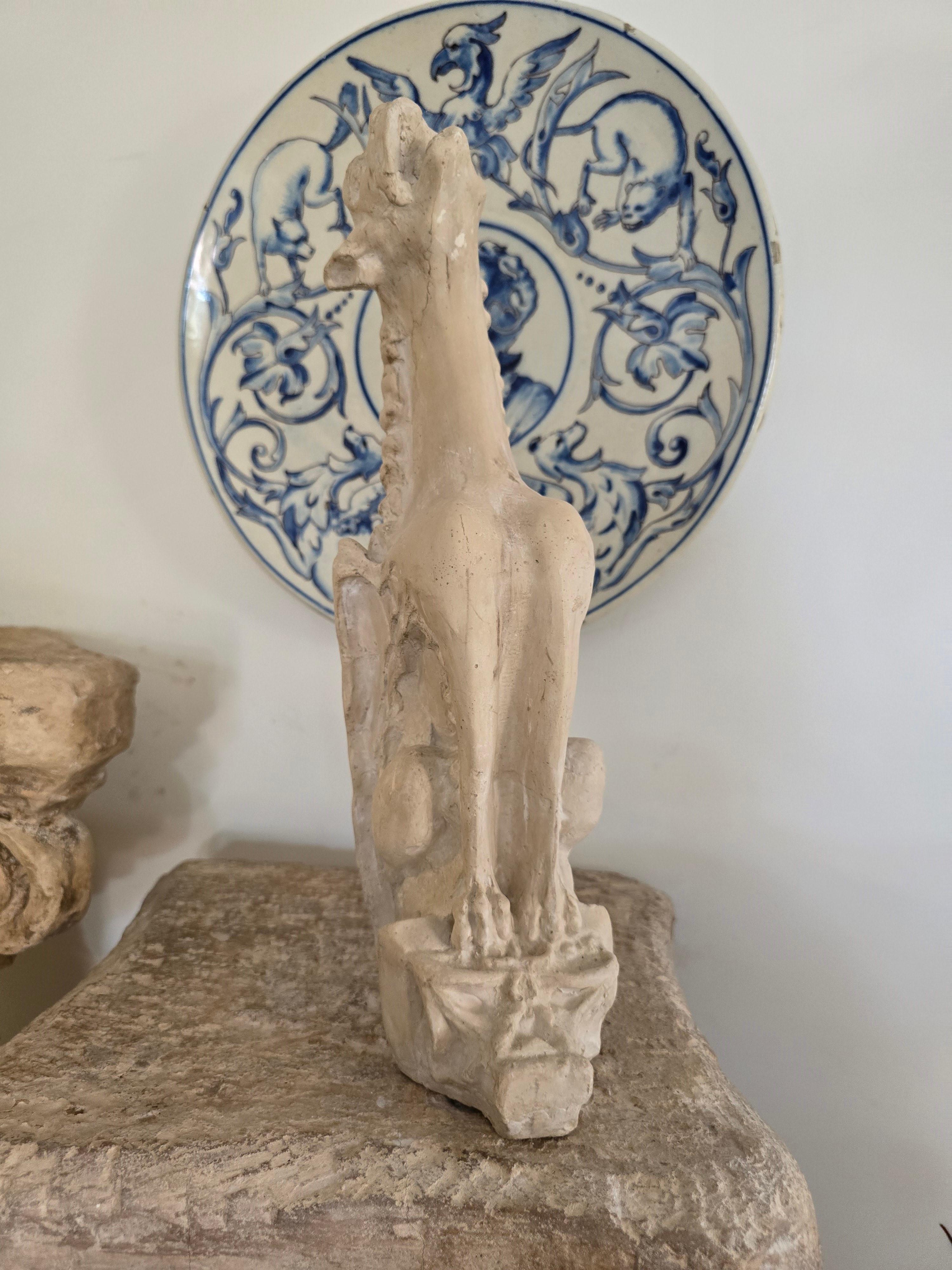 Esta encantadora gárgola pequeña, fabricada en terracota o un material similar en los años 50, añade un toque caprichoso a cualquier decoración. Con sus intrincados detalles y su diseño único, esta pieza decorativa es perfecta para coleccionistas y