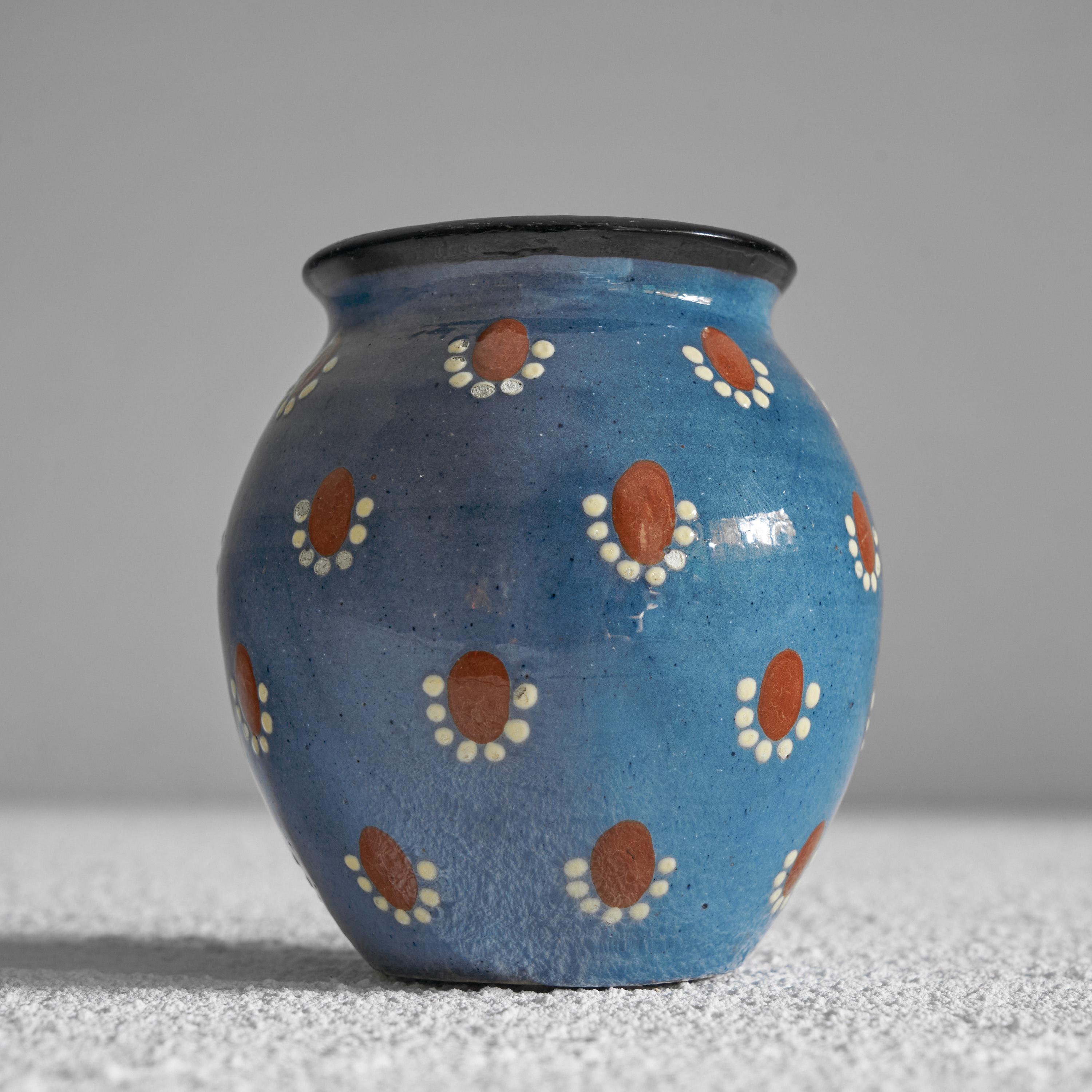 Dekorative kleine Studio-Keramik-Vase in Blau und Rot (Moderne der Mitte des Jahrhunderts) im Angebot