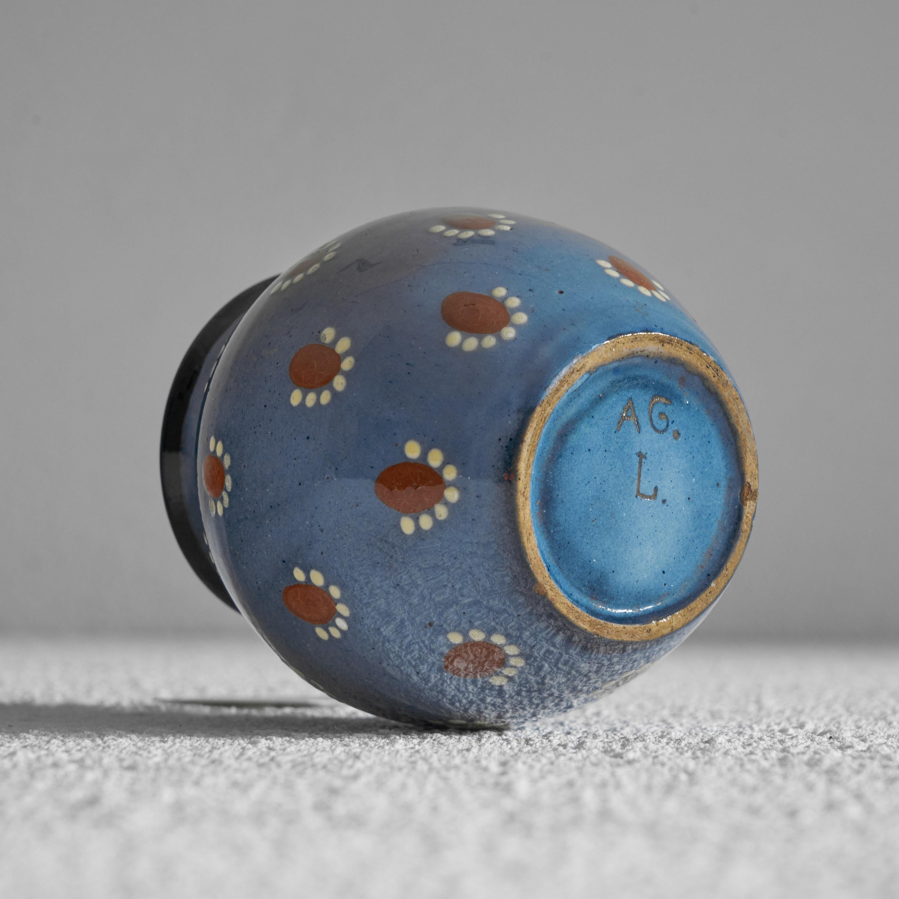 Dekorative kleine Studio-Keramik-Vase in Blau und Rot (Unbekannt) im Angebot