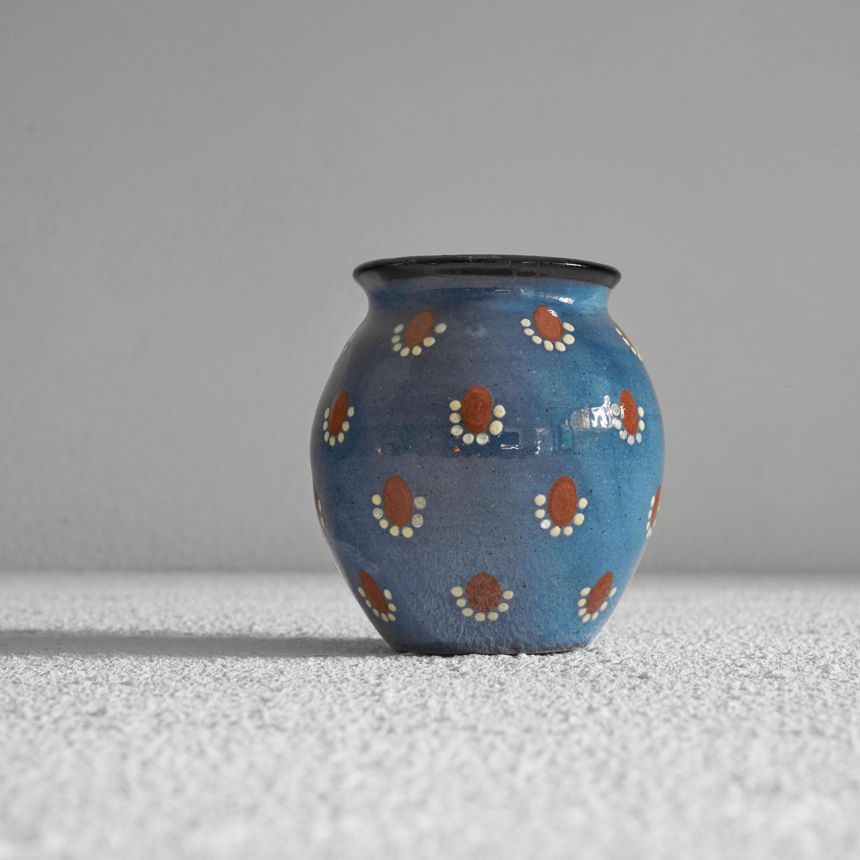 Dekorative kleine Studio-Keramik-Vase in Blau und Rot (Handgefertigt) im Angebot