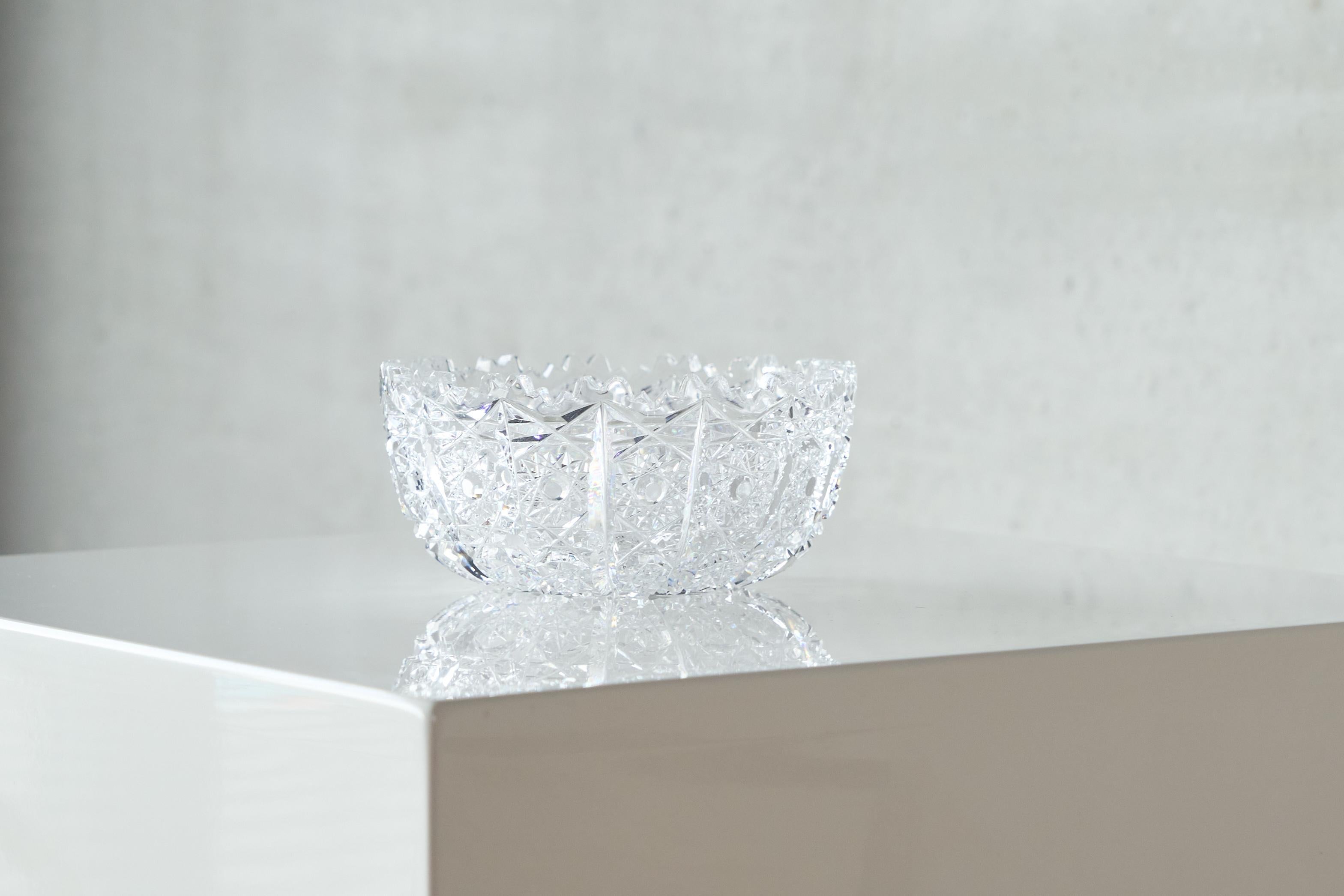 Decorative Bowl in Crystal Early 20th Century.

A very decorative in intricately shaped crystal. Wonderful ice / snowflake inspired shapes and very high quality crystal showing fantastic colors when hold against the light. A nice bowl to go on a