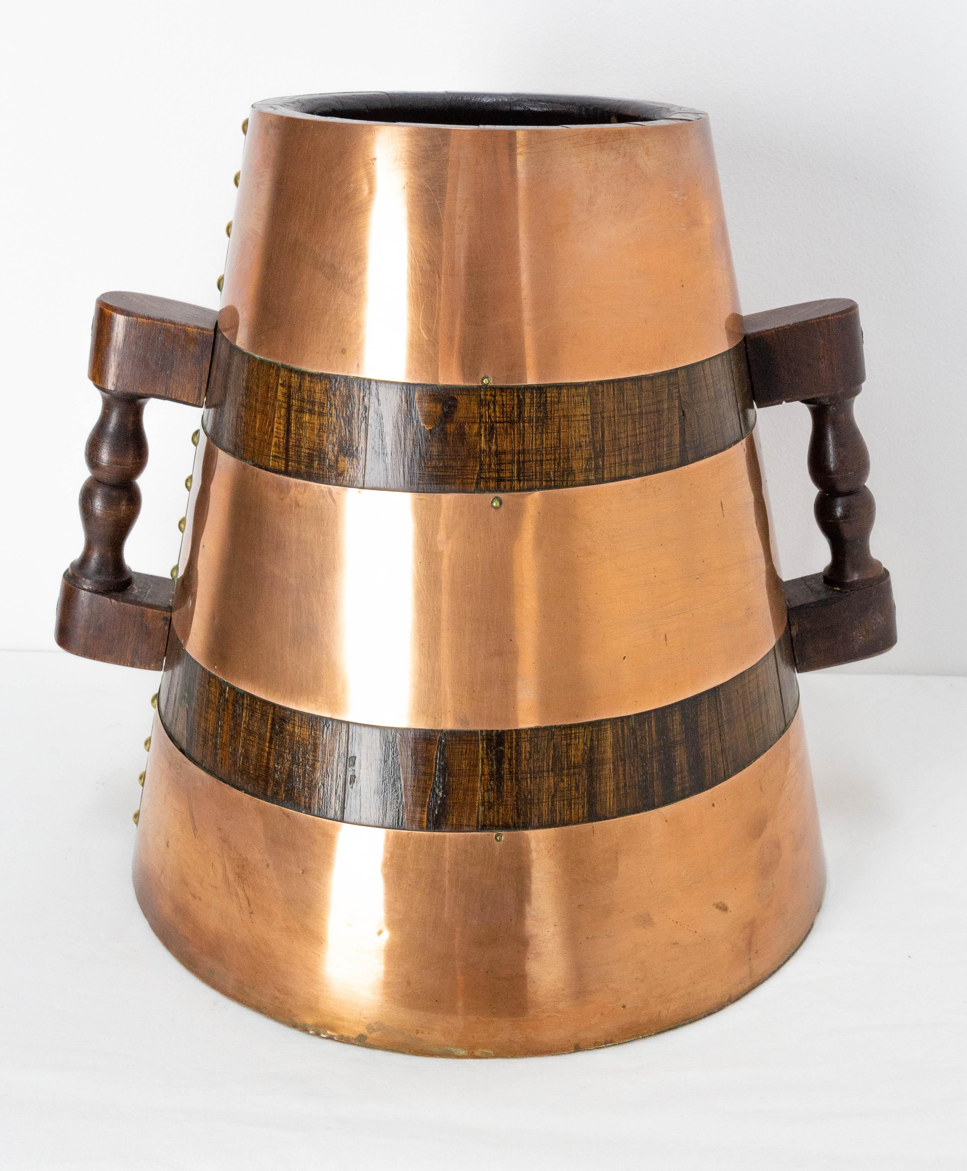 Porte-eau basque en chêne et cuivre très décoratif
Herrade Espagne 1960
Au Pays basque, les femmes utilisaient cette jarre pour apporter l'eau de la fontaine publique à leur maison.
Ils tenaient l'herrade sur leur tête avec un anneau en