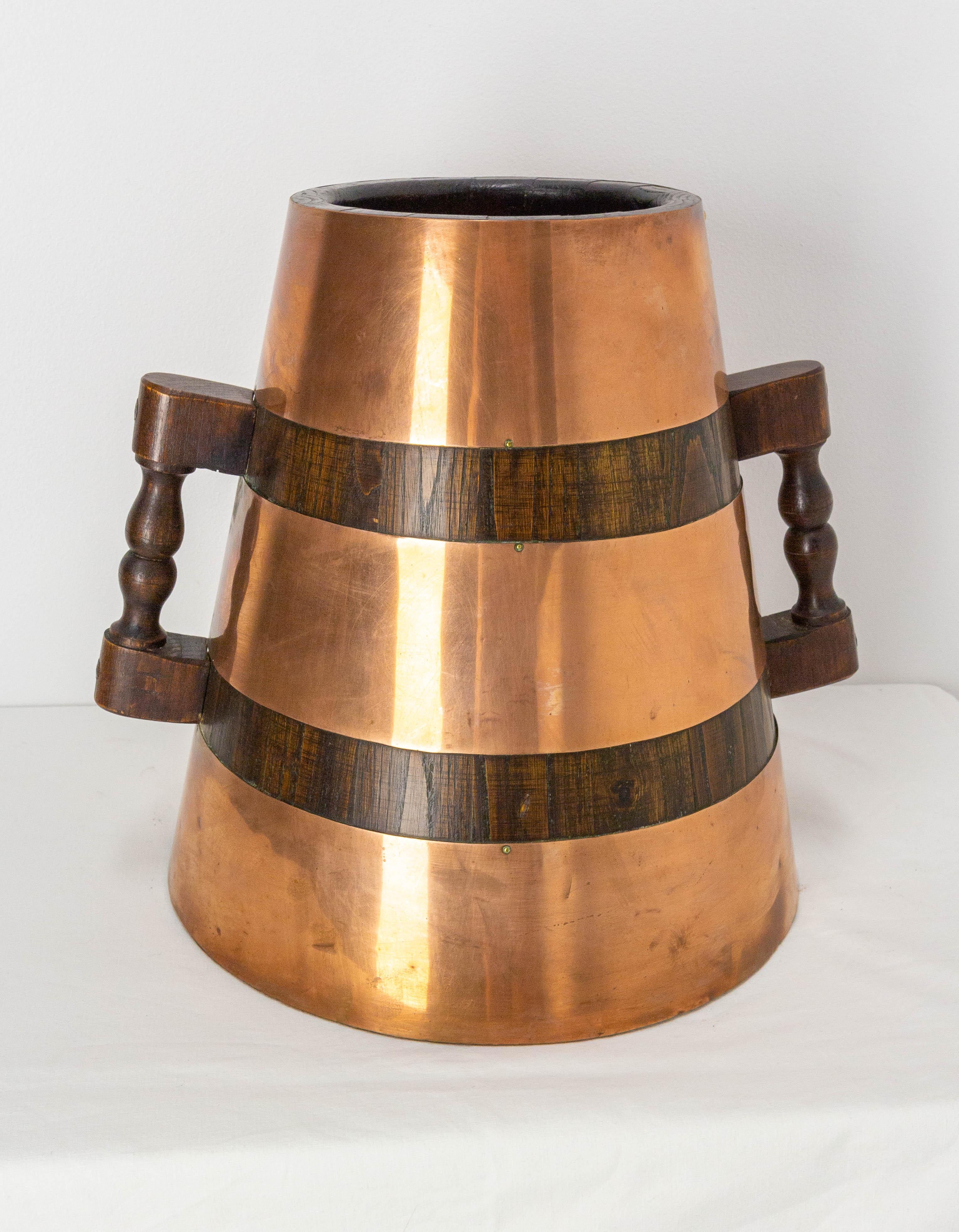 Decorative Spanish Basque Water Holder Copper and Oak Herrade, circa 1960 In Good Condition For Sale In Labrit, Landes