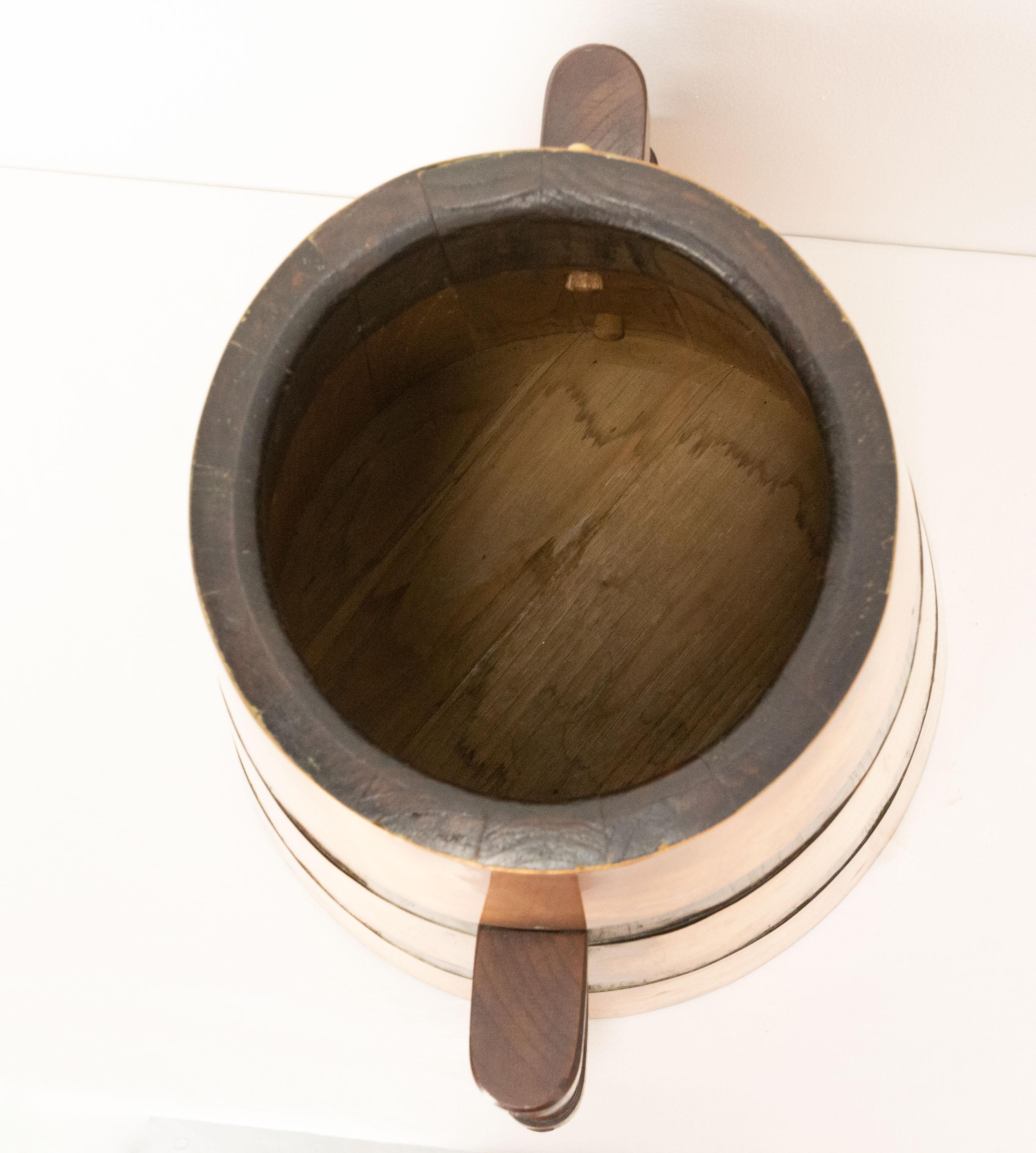 XX secolo Porta acqua decorativo basco spagnolo in rame e Oak Herrade, circa 1960 in vendita