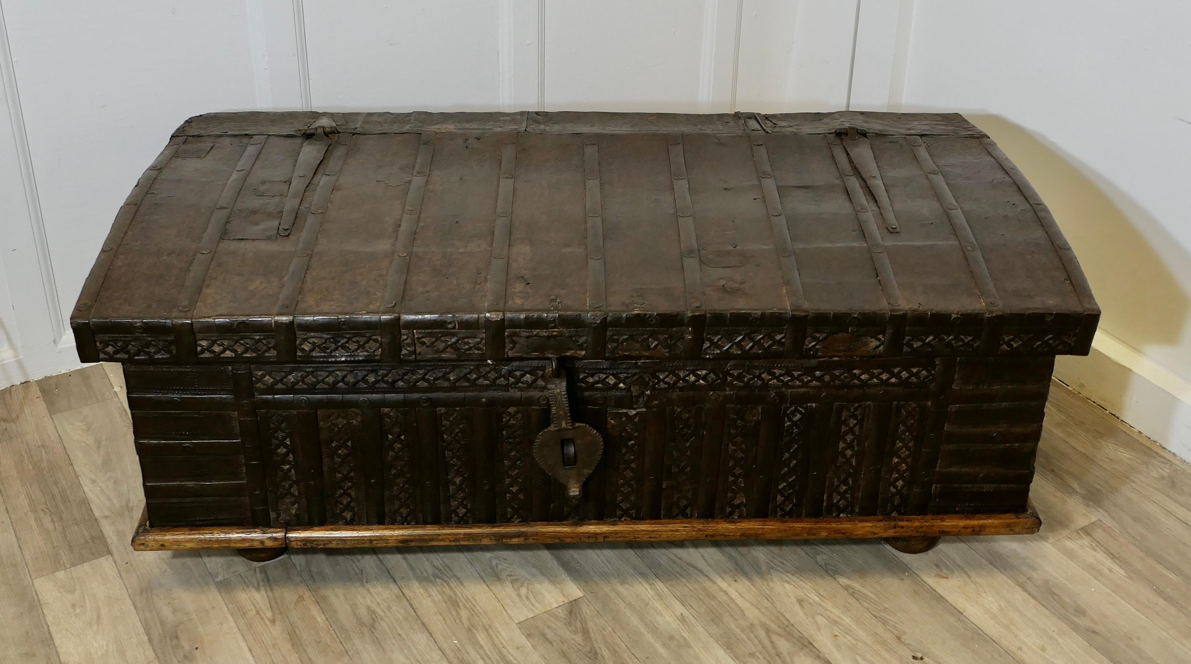 Colonial espagnol Malle décorative espagnole à dôme en métal en vente