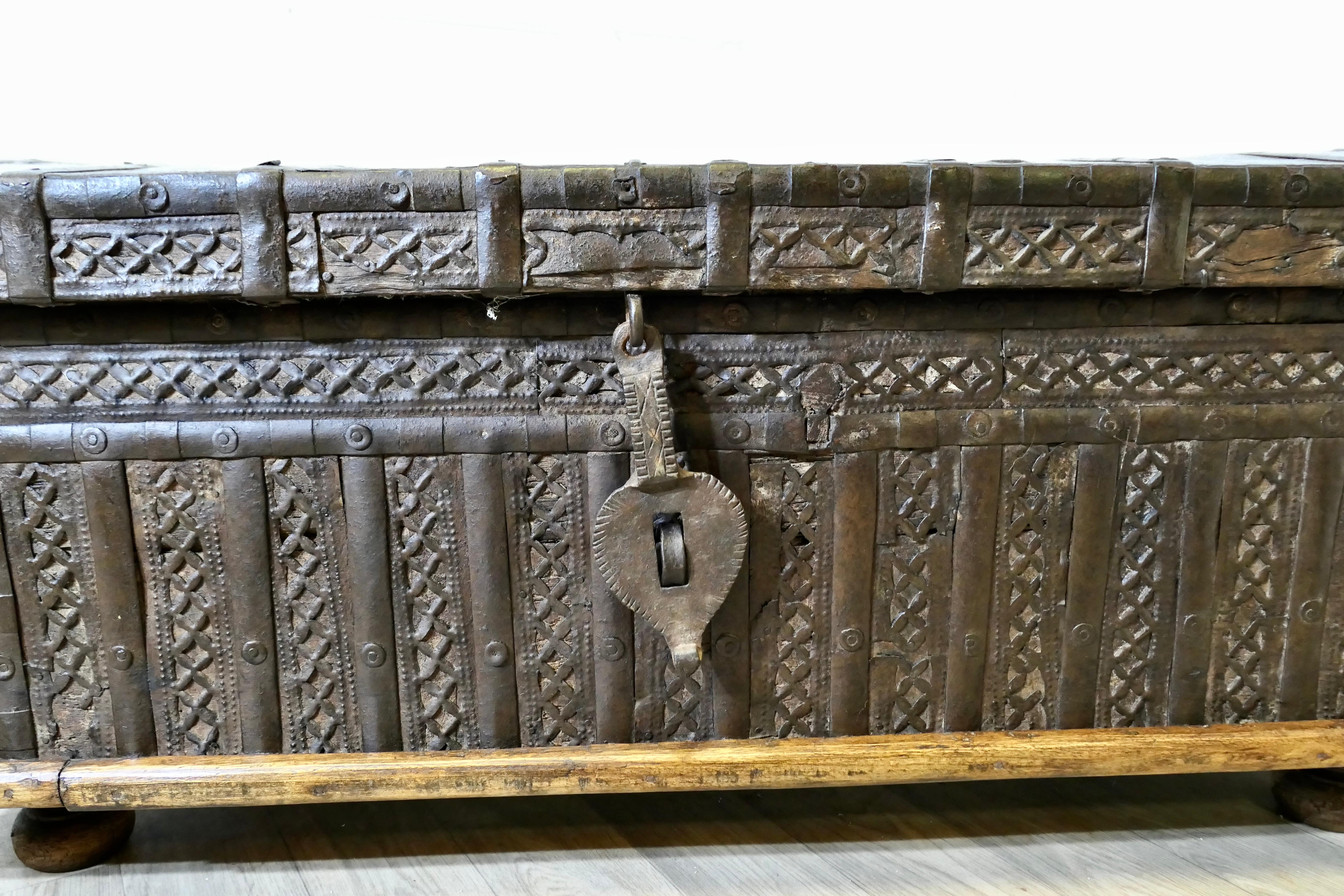 XIXe siècle Malle décorative espagnole à dôme en métal en vente