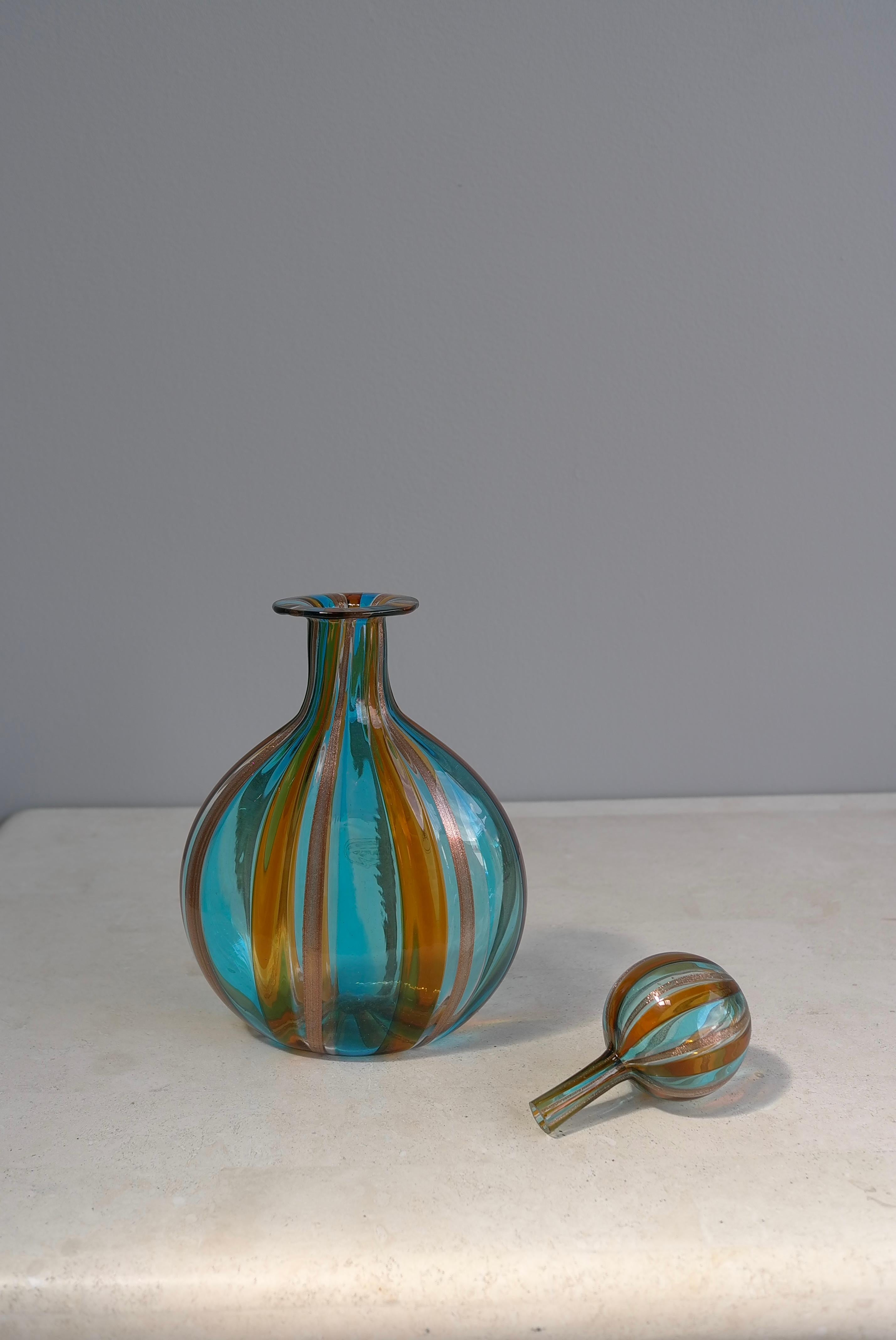 Mid-Century moderno Bottiglia decanter in vetro di metà secolo a righe a spirale Murano Italia, Gio Ponti attr in vendita