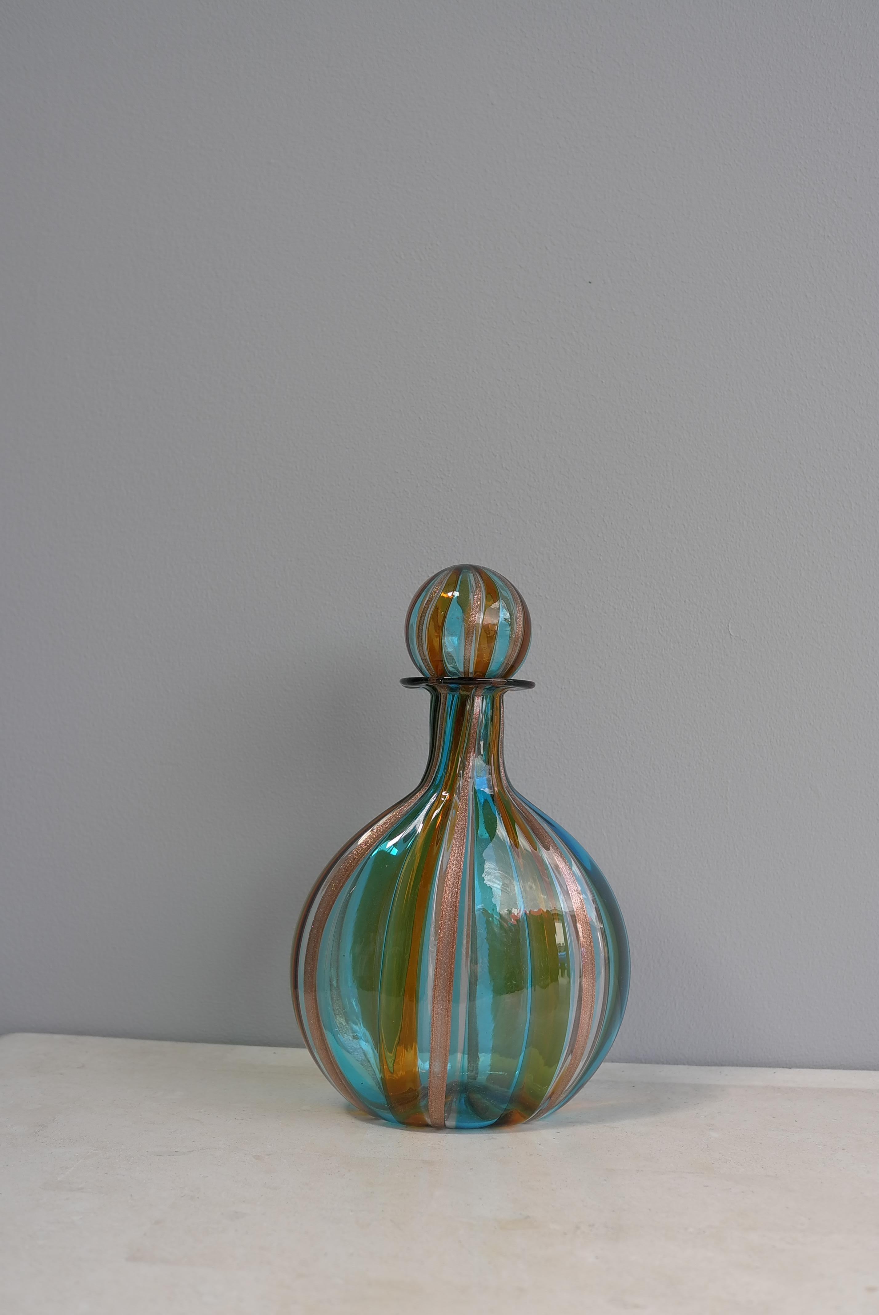 Fine XX secolo Bottiglia decanter in vetro di metà secolo a righe a spirale Murano Italia, Gio Ponti attr in vendita