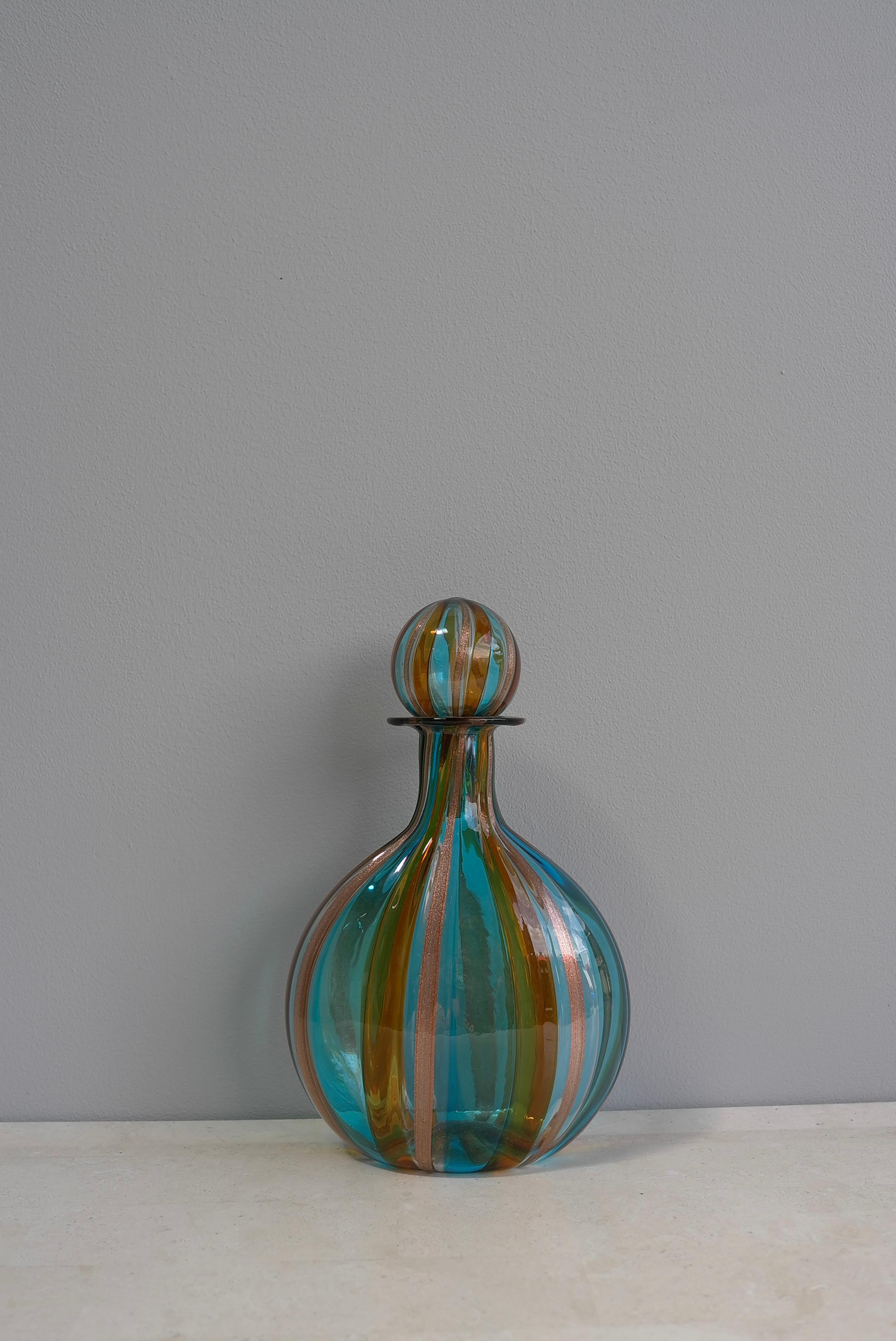 Vetro artistico Bottiglia decanter in vetro di metà secolo a righe a spirale Murano Italia, Gio Ponti attr in vendita
