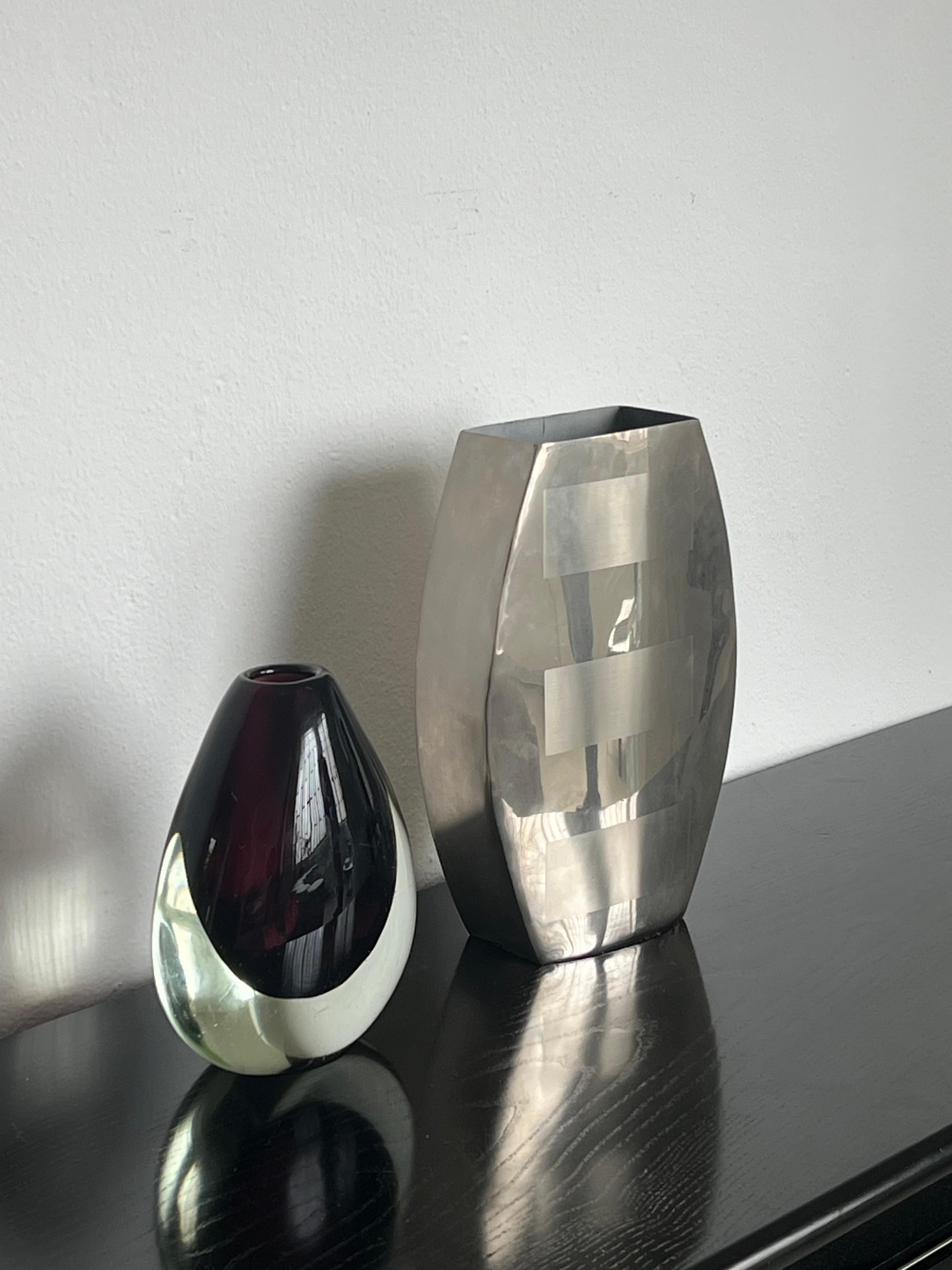 Jarrón decorativo de acero inoxidable con formas geométricas impresas, años 70 en venta 3