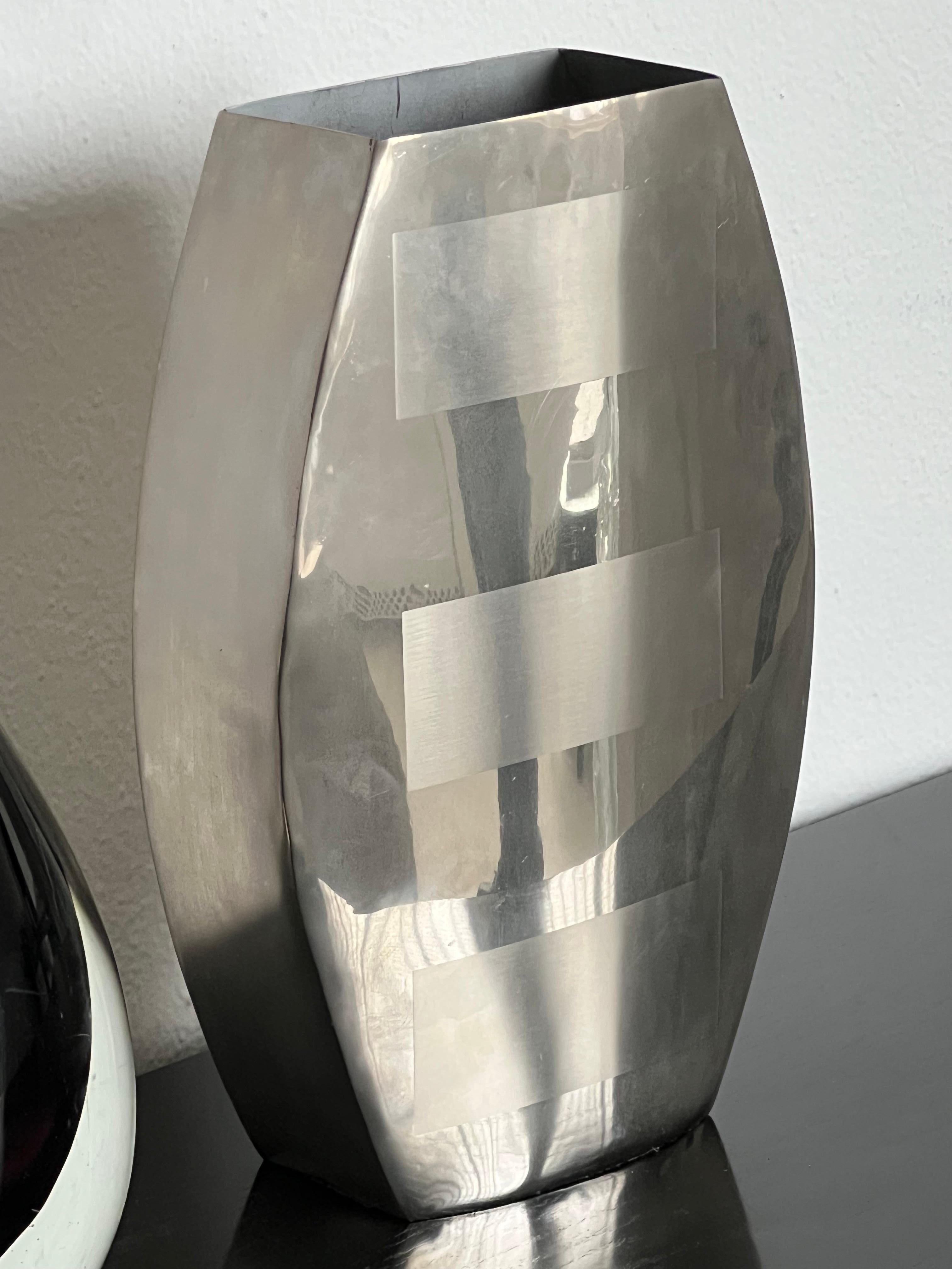 Jarrón decorativo de acero inoxidable con formas geométricas impresas, años 70 en venta 4