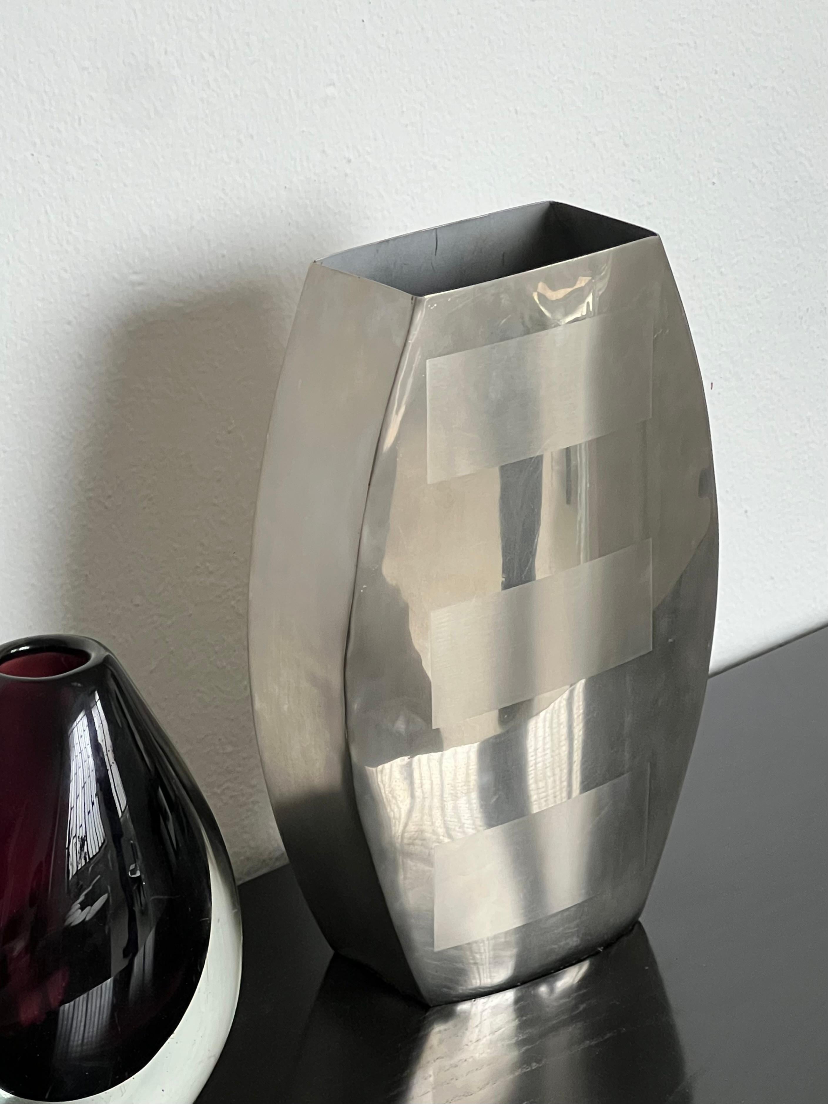 Jarrón decorativo de acero inoxidable con formas geométricas impresas, años 70 en venta 5