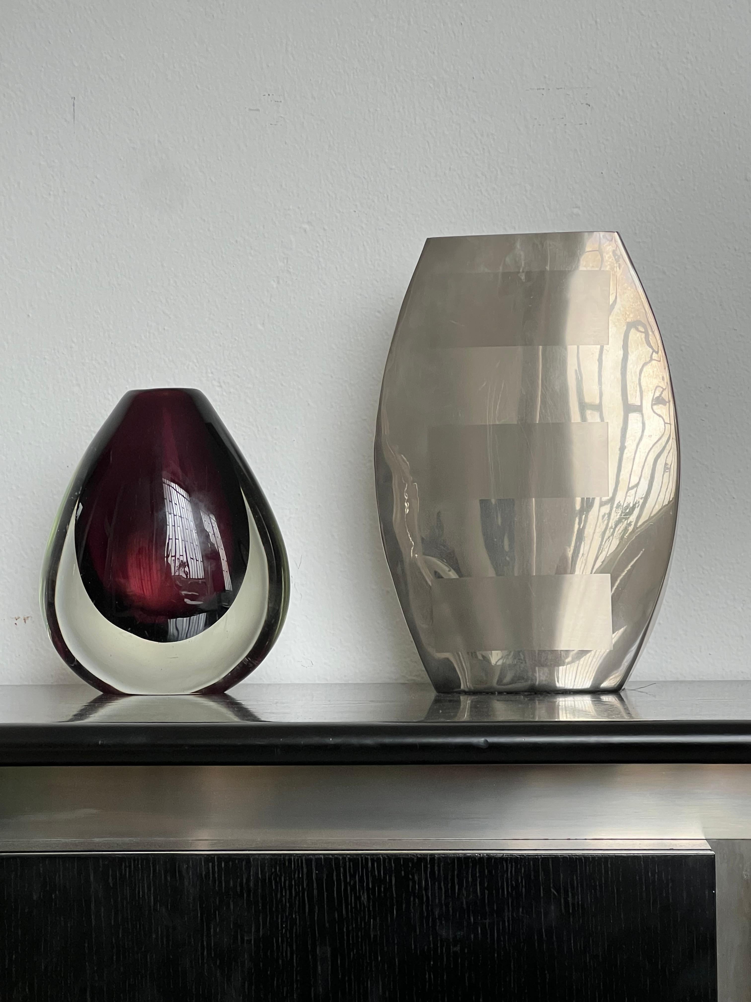 Jarrón decorativo de acero inoxidable con formas geométricas impresas, años 70 en venta 6