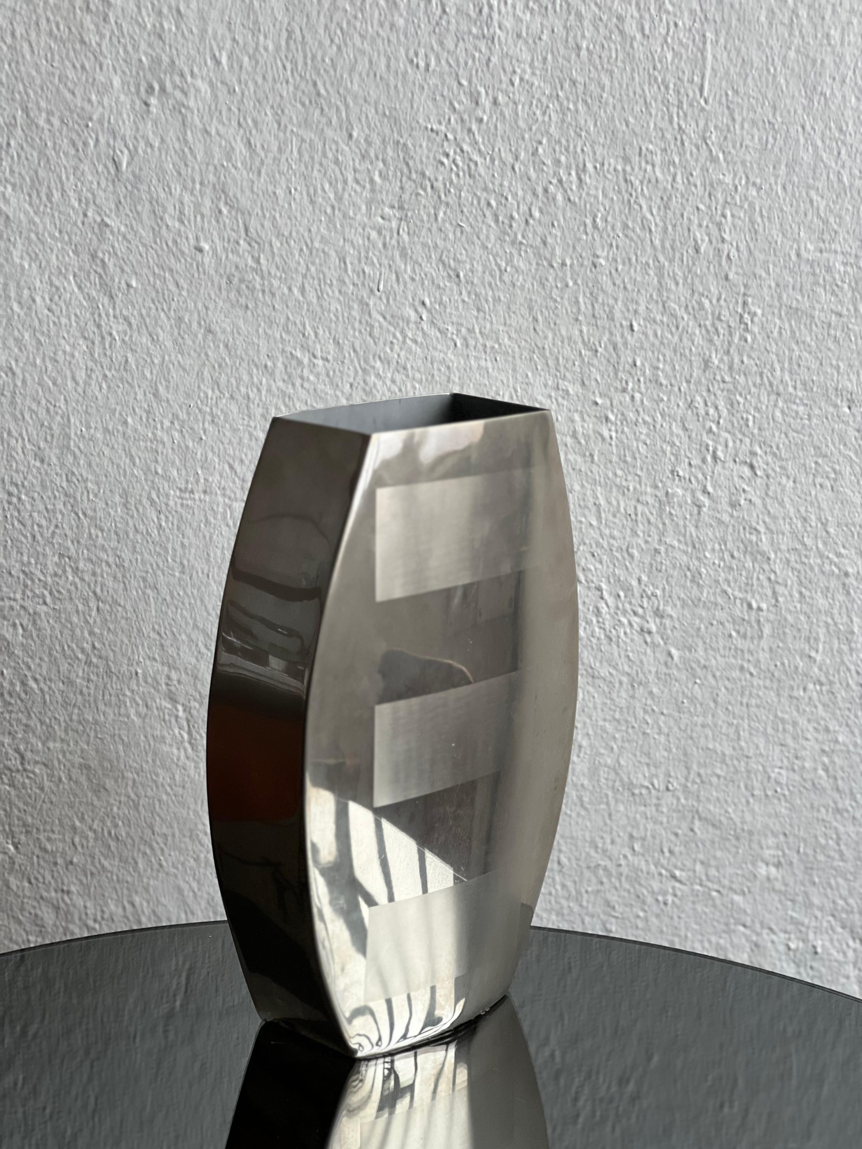 Jarrón decorativo de acero inoxidable con formas geométricas impresas, años 70 Moderno orgánico en venta