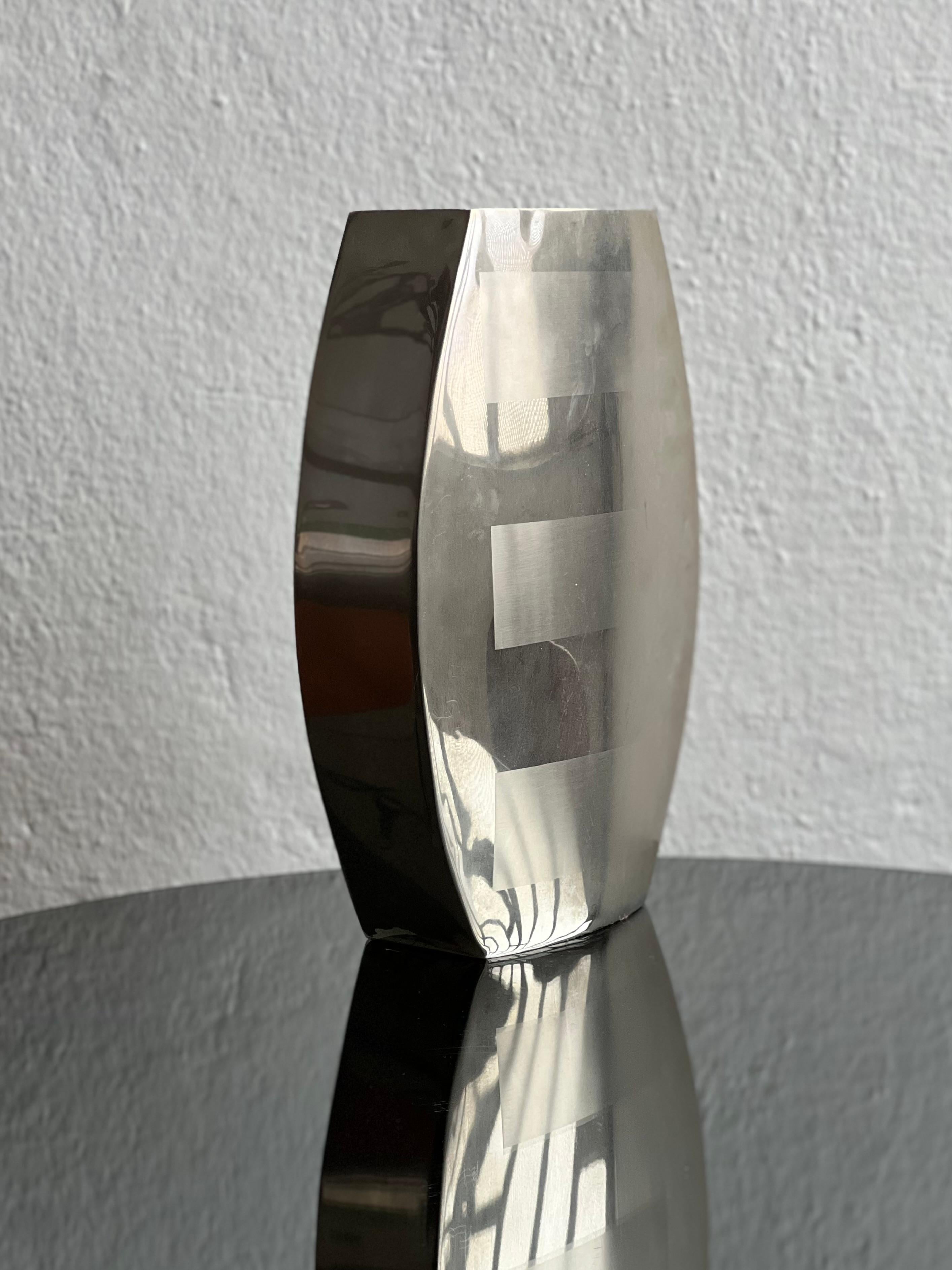 Jarrón decorativo de acero inoxidable con formas geométricas impresas, años 70 Italiano en venta