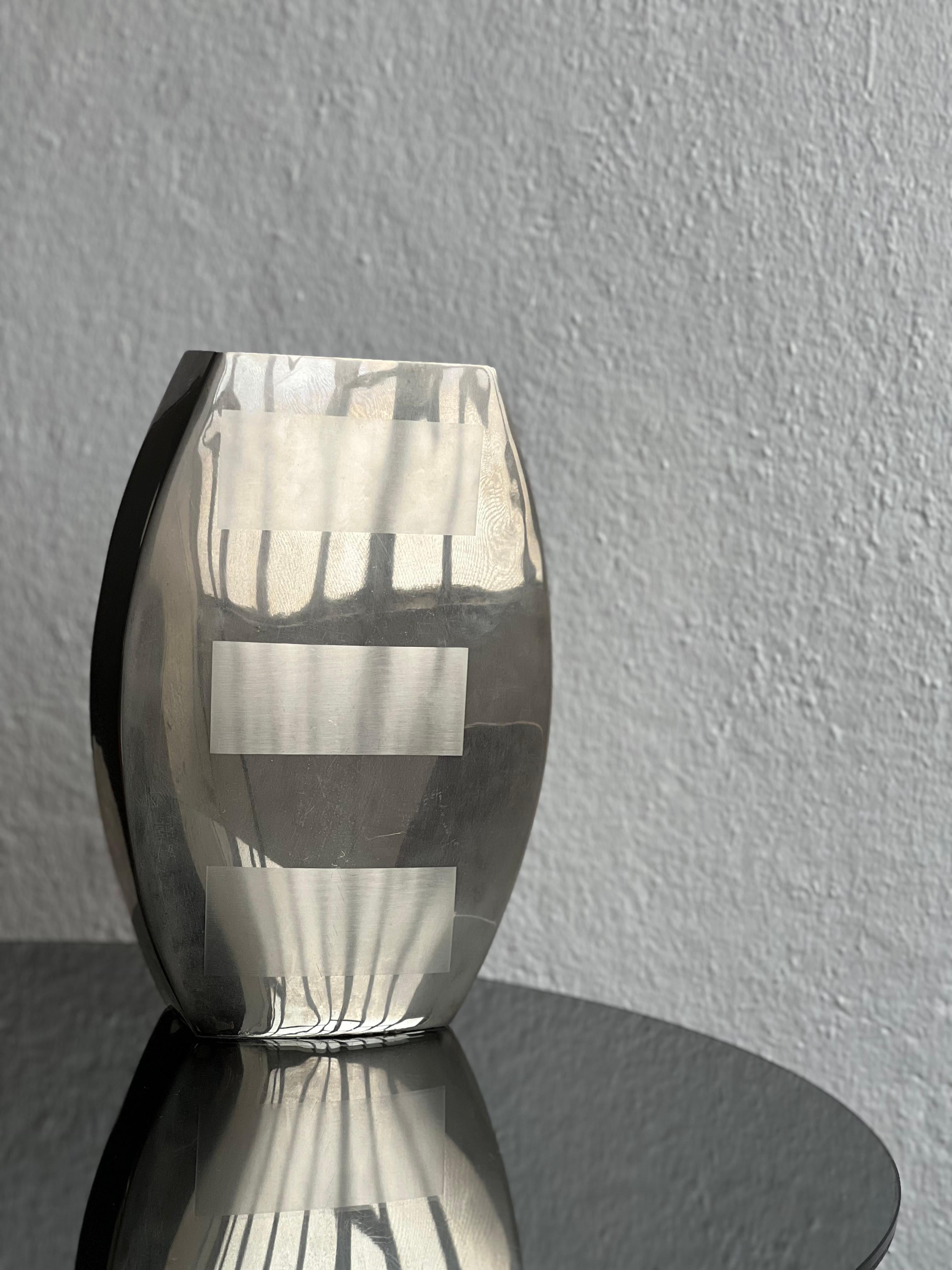 Jarrón decorativo de acero inoxidable con formas geométricas impresas, años 70 en Bueno estado para la venta en Milano, IT