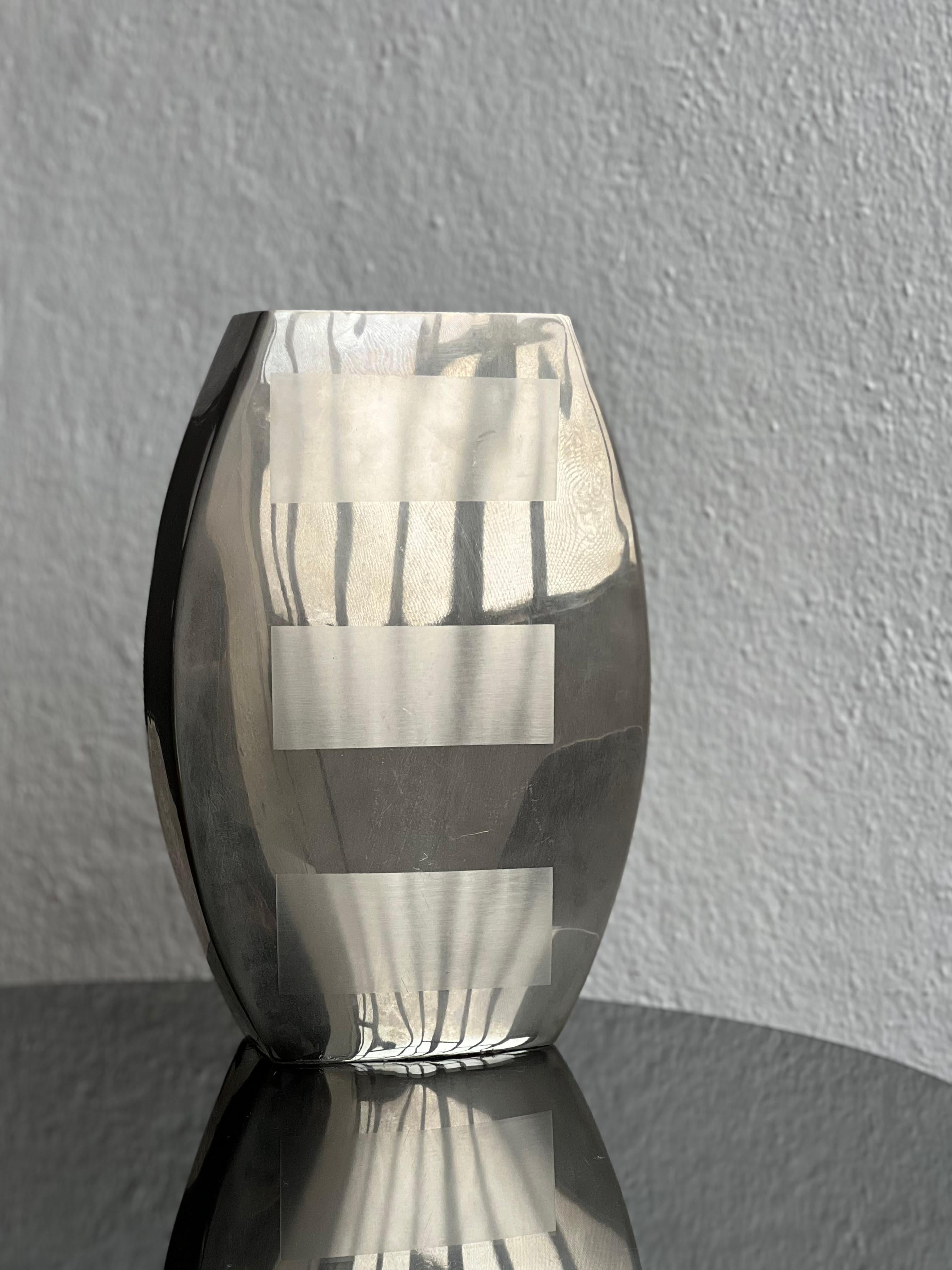 Jarrón decorativo de acero inoxidable con formas geométricas impresas, años 70 Acero inoxidable en venta