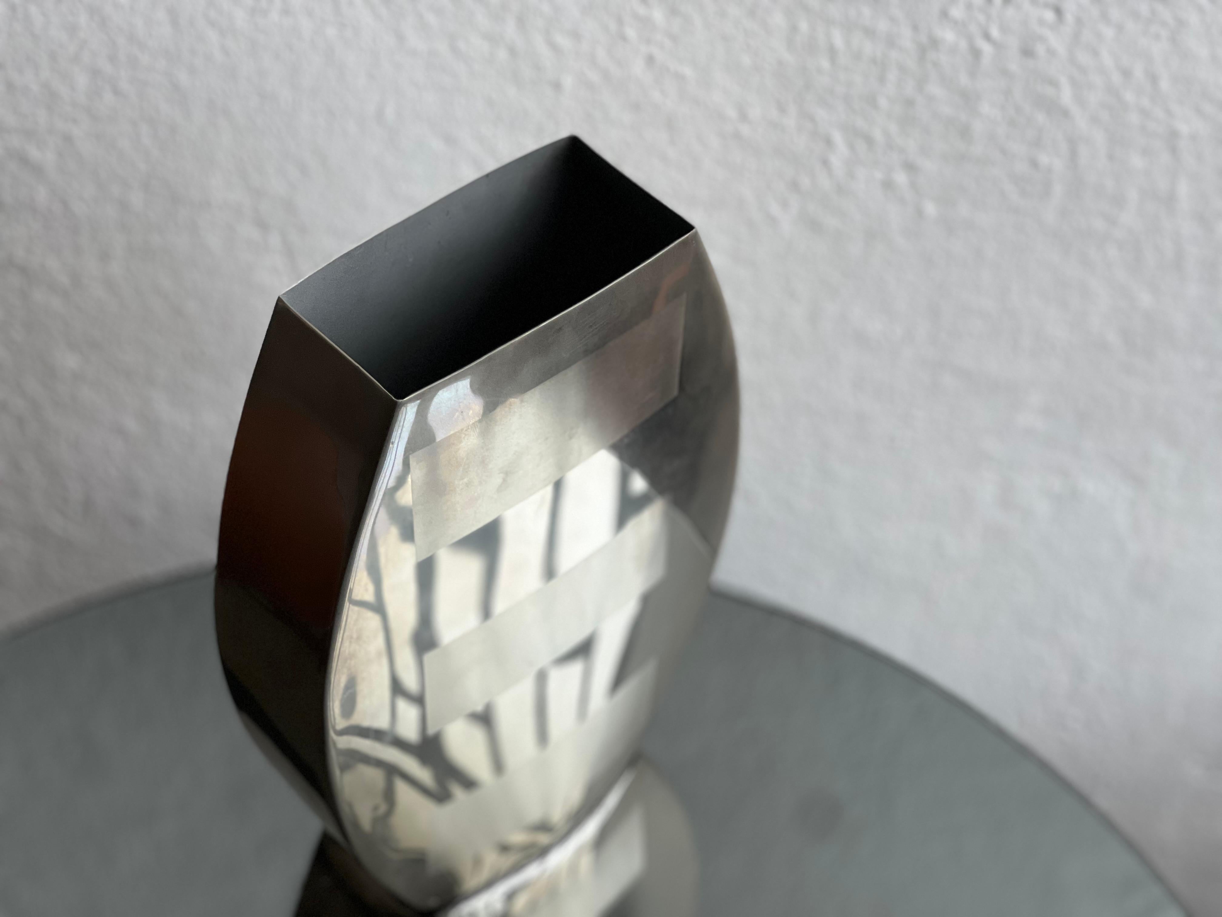 Jarrón decorativo de acero inoxidable con formas geométricas impresas, años 70 en venta 1