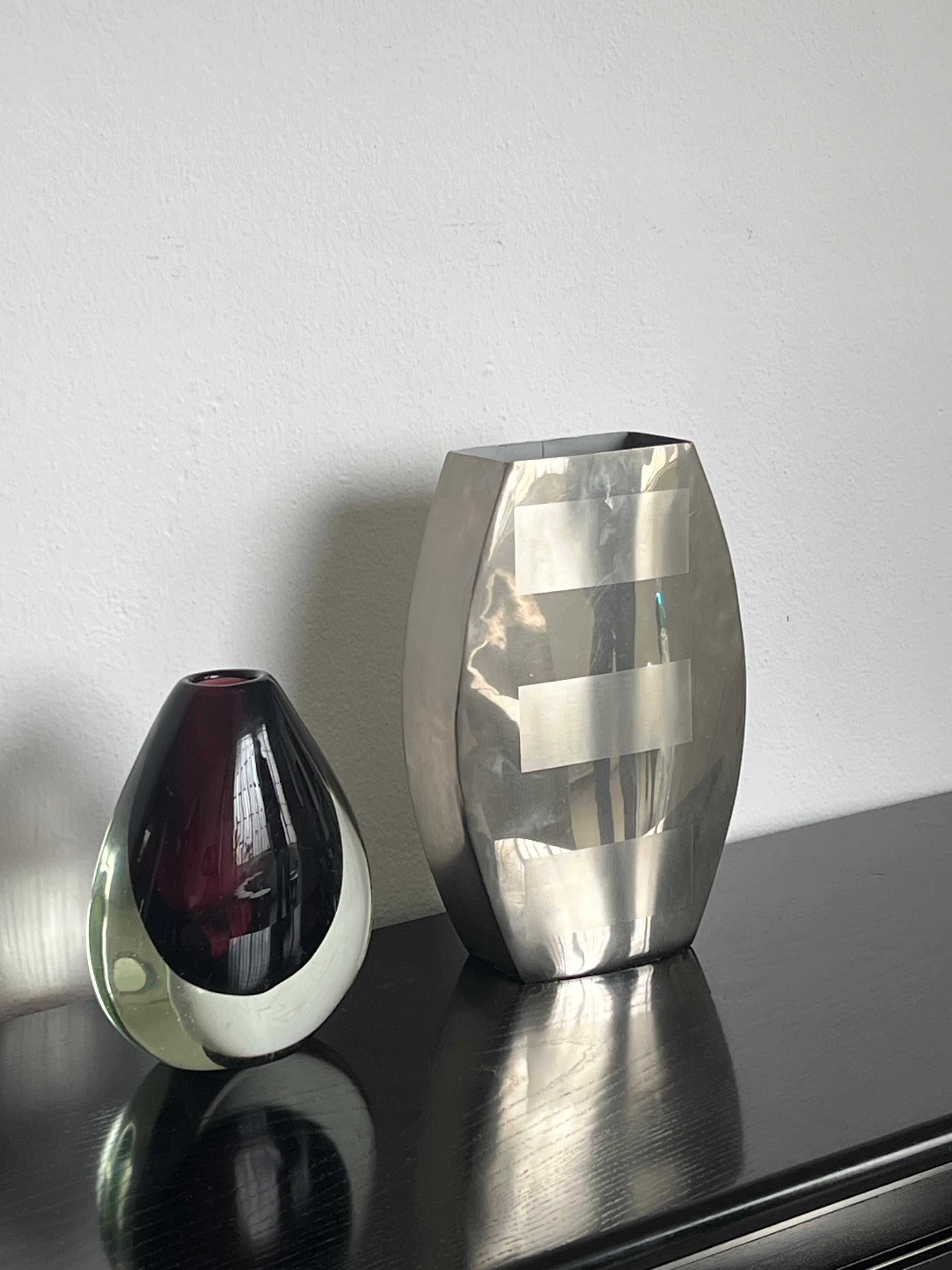 Jarrón decorativo de acero inoxidable con formas geométricas impresas, años 70 en venta 2