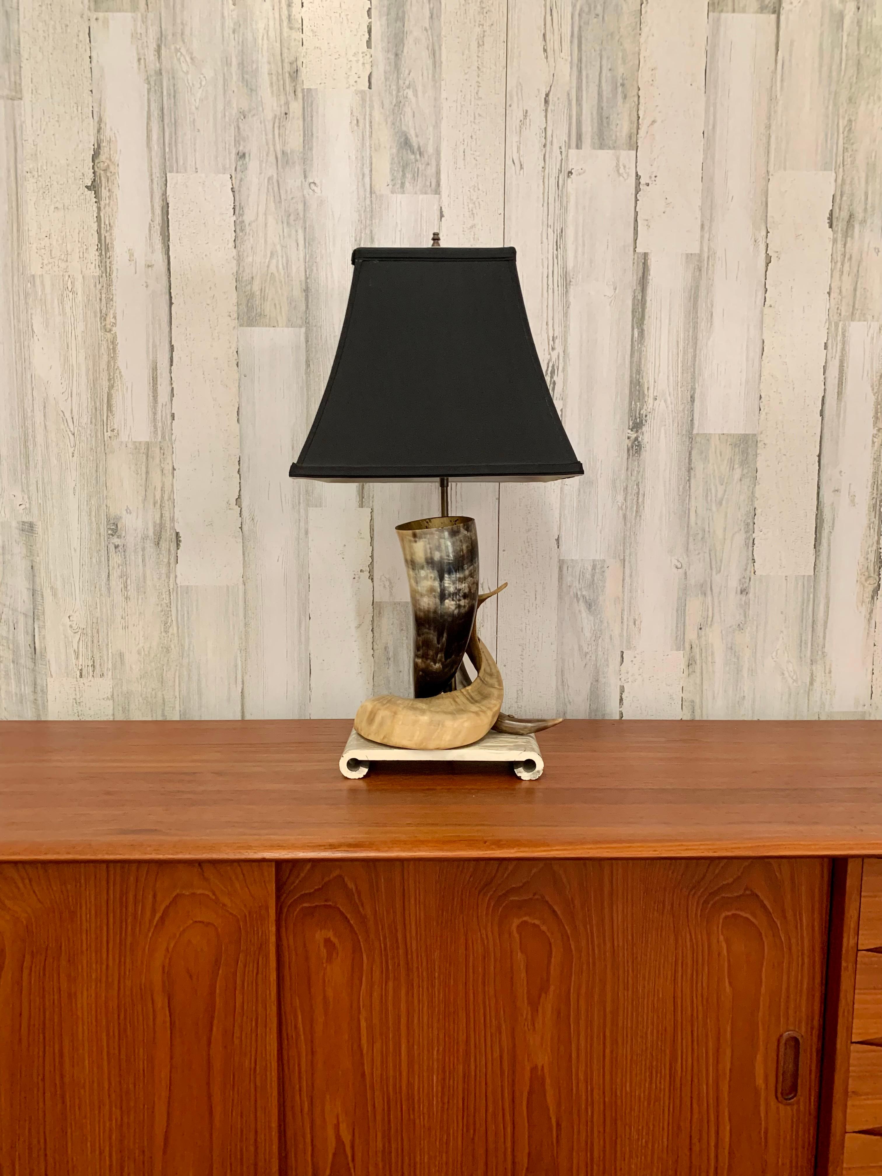 Dekorative Steer Horn-Tischlampe mit Sockel aus Kunstmarmor im Angebot 7