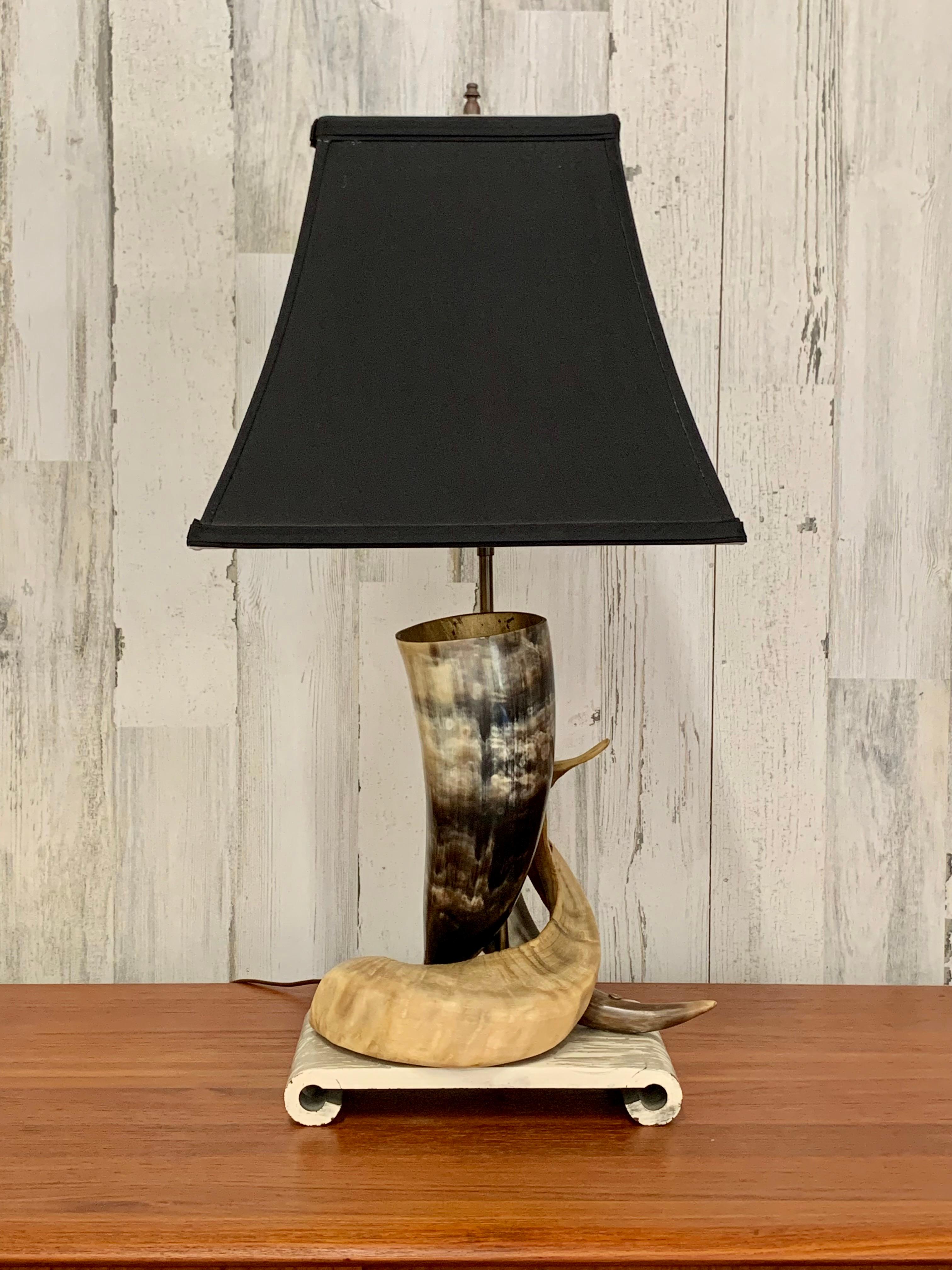 Dekorative Tischlampe aus Horn mit Sockel aus Kunstmarmor.