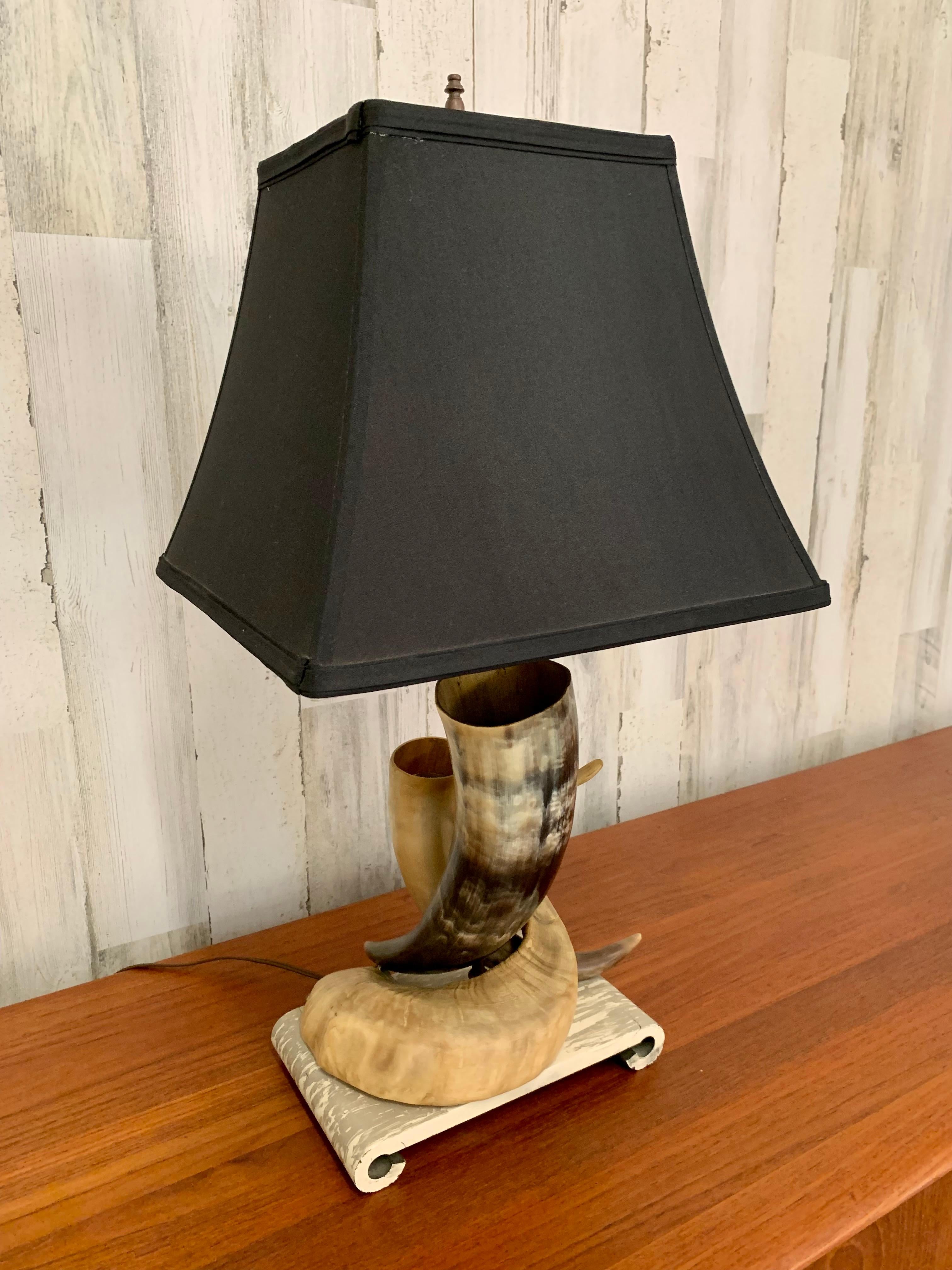 Dekorative Steer Horn-Tischlampe mit Sockel aus Kunstmarmor (Moderne der Mitte des Jahrhunderts) im Angebot