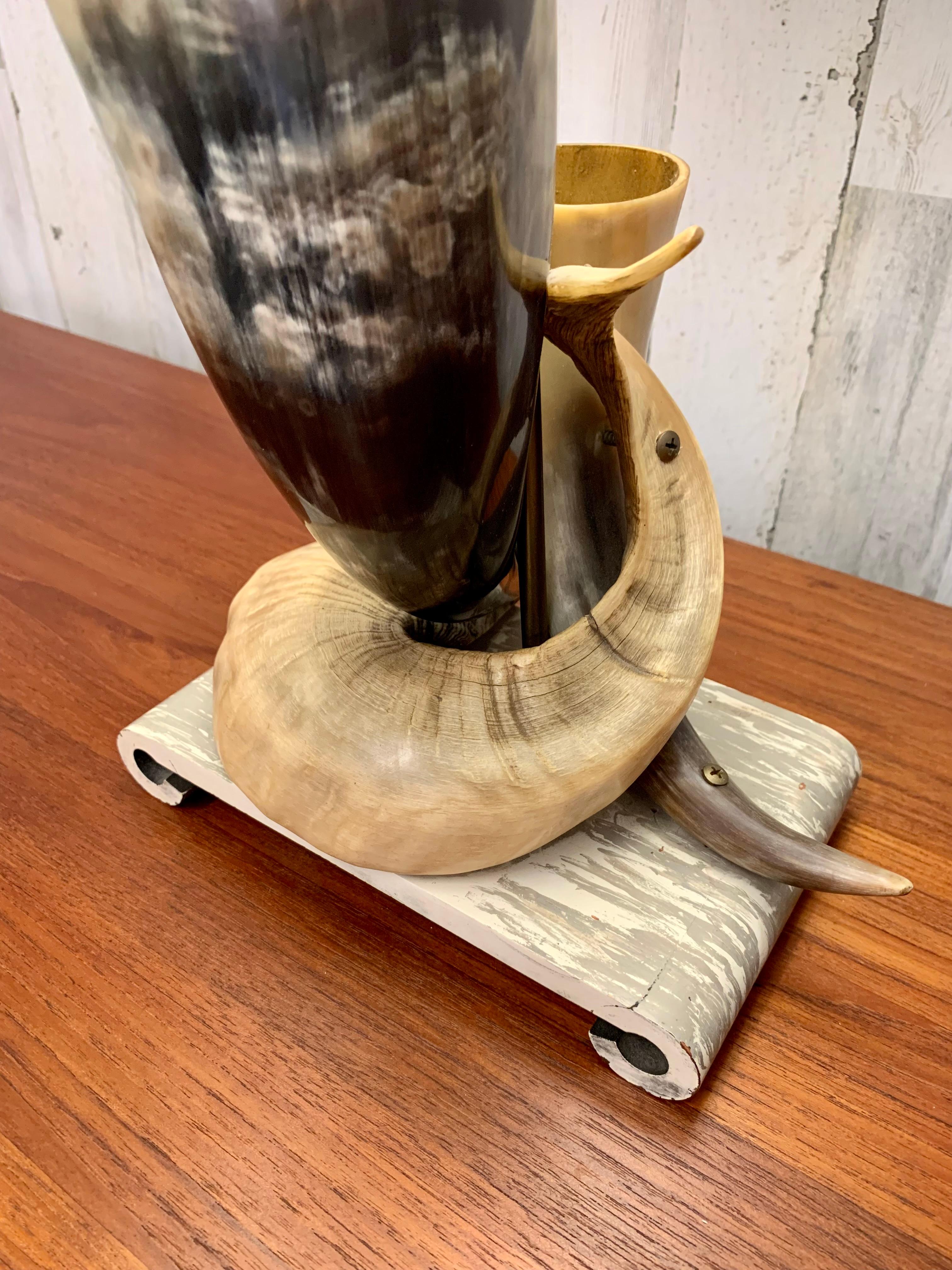 Dekorative Steer Horn-Tischlampe mit Sockel aus Kunstmarmor (Messing) im Angebot