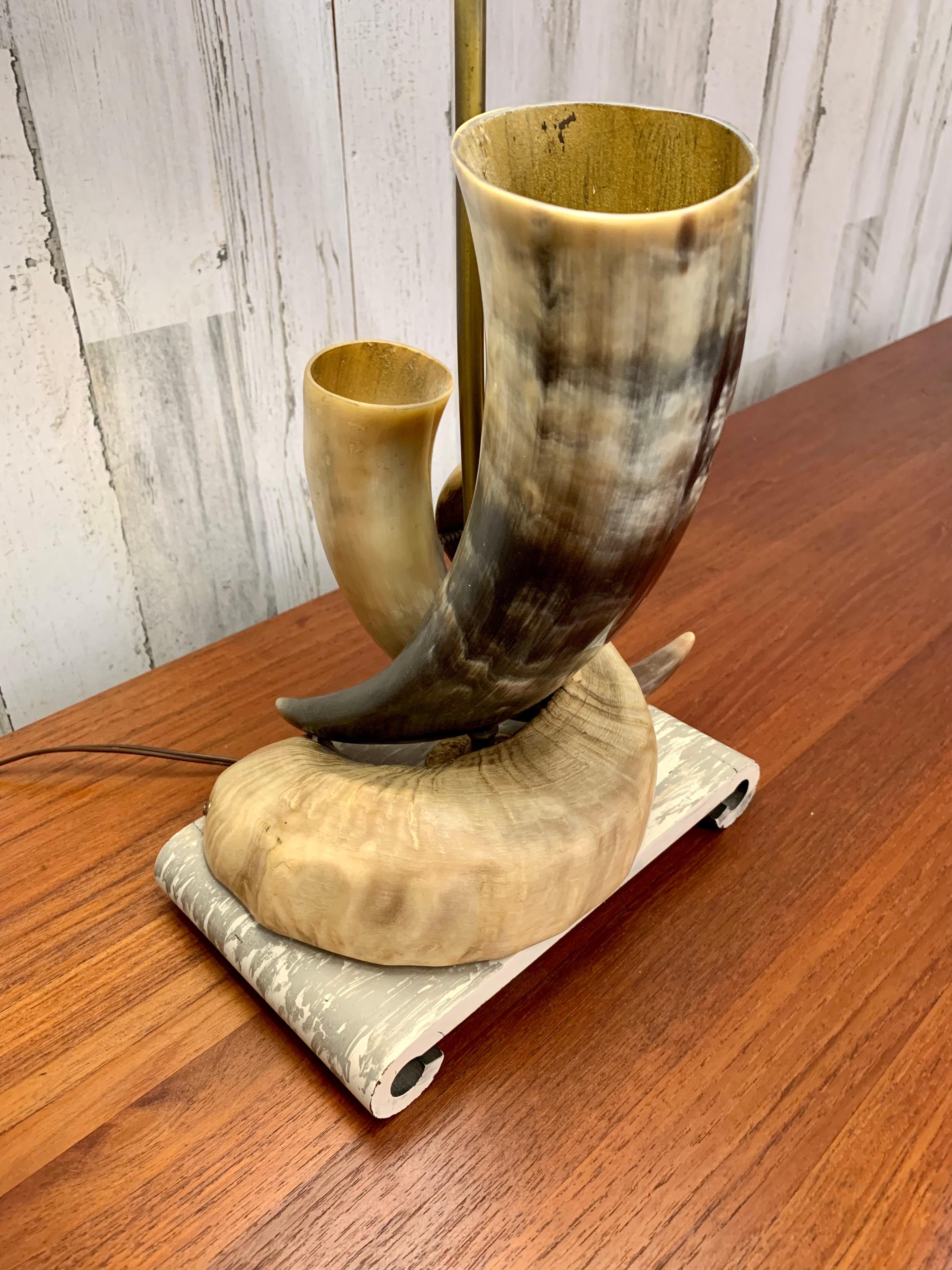 Dekorative Steer Horn-Tischlampe mit Sockel aus Kunstmarmor im Angebot 1