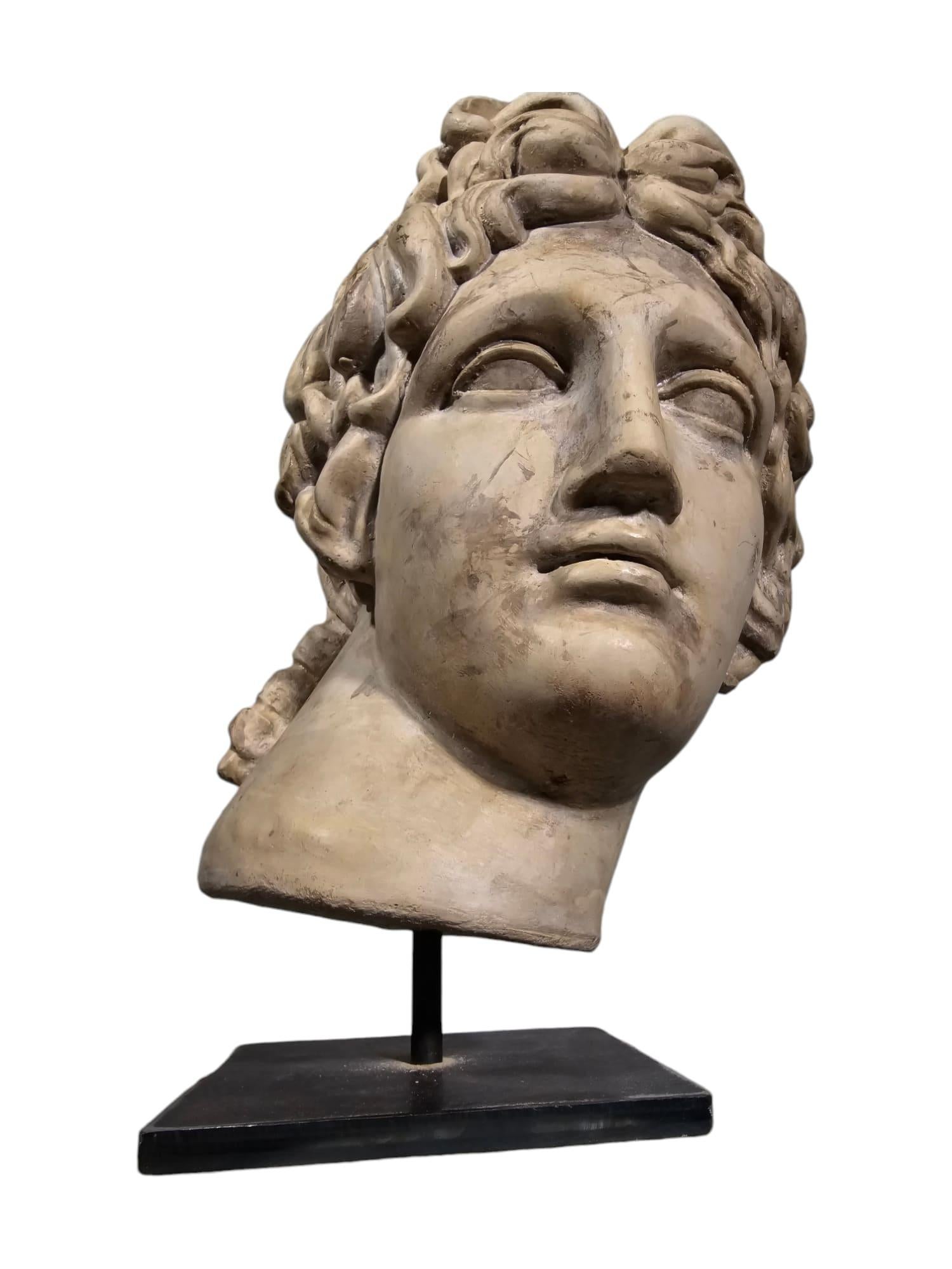 Testa di Apollo in pietra decorativa - stile classico
Ti presentiamo una classica testa decorativa di Apollo, finemente scolpita nella pietra, ideale per gli amanti dell'arte antica e della decorazione di interni o esterni. Questa rappresentazione